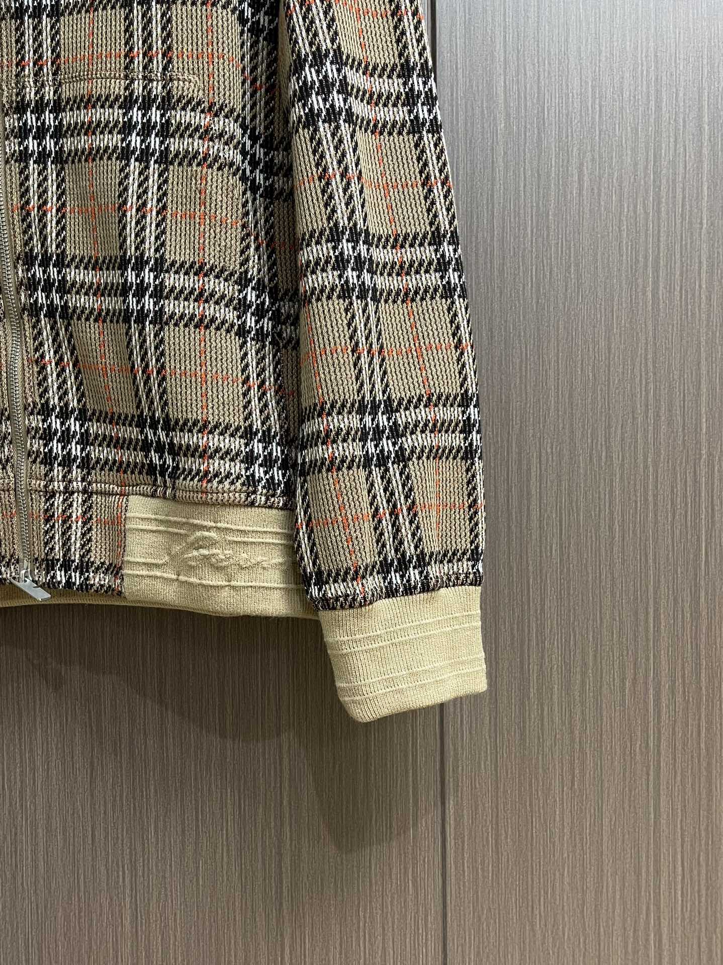 BURBERRY 棉质混纺格纹拉链开衫连帽外套，以棉为主体喂入6％聚酯纤维，2％弹性纤维混纺而成。棉纤维