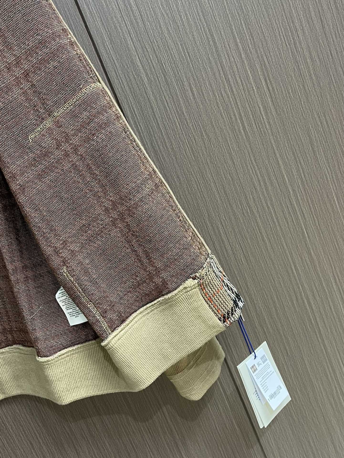 BURBERRY 棉质混纺格纹拉链开衫连帽外套，以棉为主体喂入6％聚酯纤维，2％弹性纤维混纺而成。棉纤维