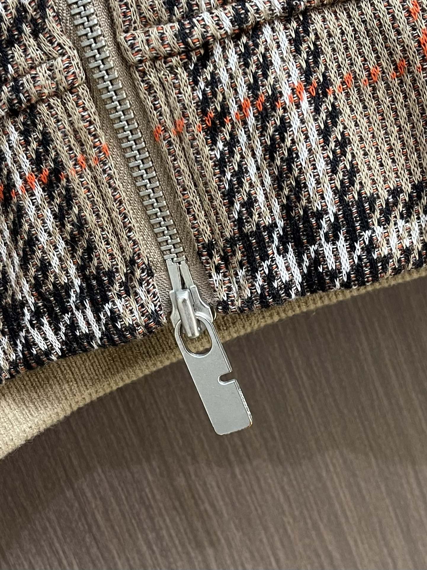 BURBERRY 棉质混纺格纹拉链开衫连帽外套，以棉为主体喂入6％聚酯纤维，2％弹性纤维混纺而成。棉纤维