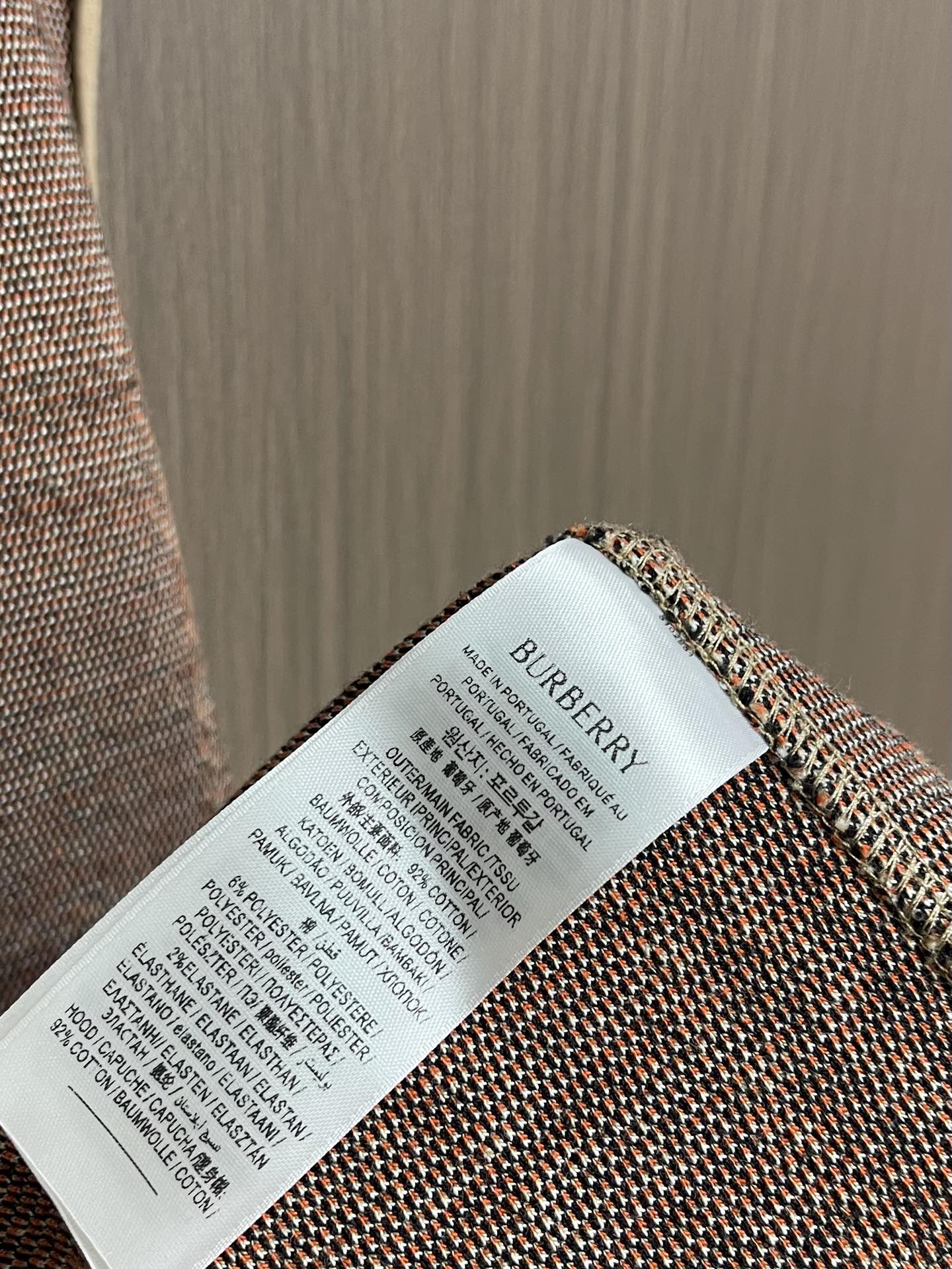 BURBERRY 棉质混纺格纹拉链开衫连帽外套，以棉为主体喂入6％聚酯纤维，2％弹性纤维混纺而成。棉纤维