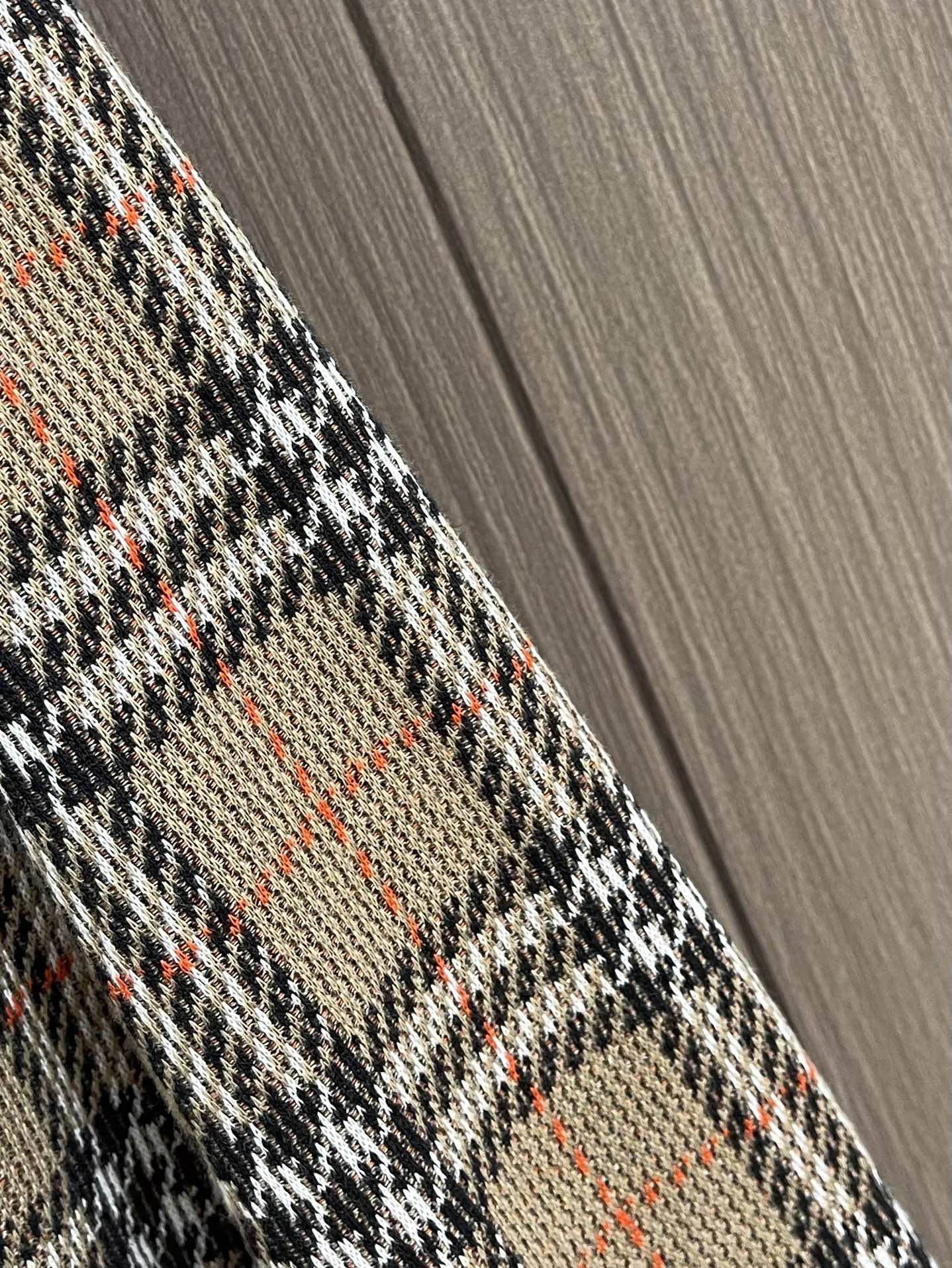 BURBERRY 棉质混纺格纹拉链开衫连帽外套，以棉为主体喂入6％聚酯纤维，2％弹性纤维混纺而成。棉纤维