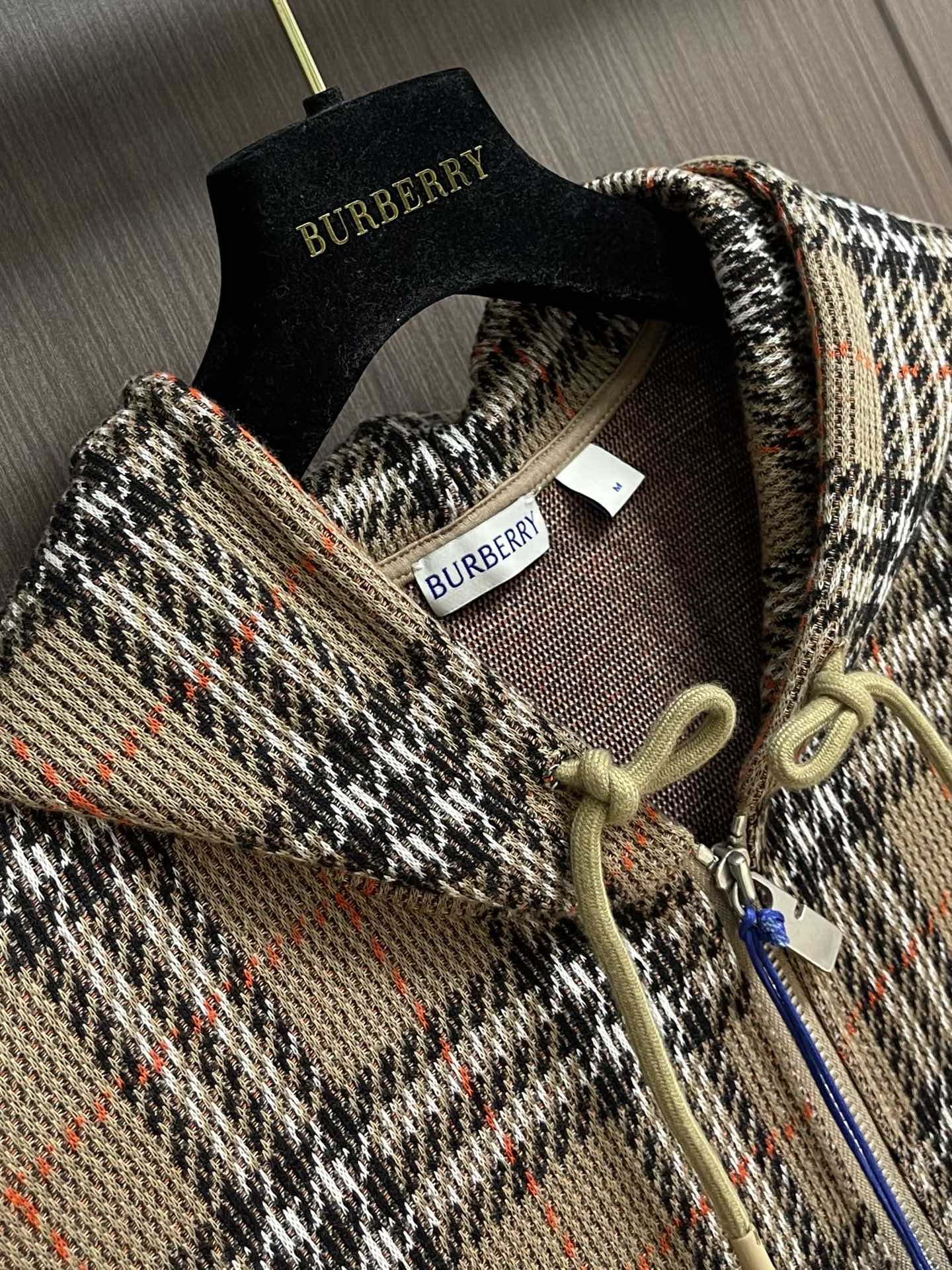 BURBERRY 棉质混纺格纹拉链开衫连帽外套，以棉为主体喂入6％聚酯纤维，2％弹性纤维混纺而成。棉纤维