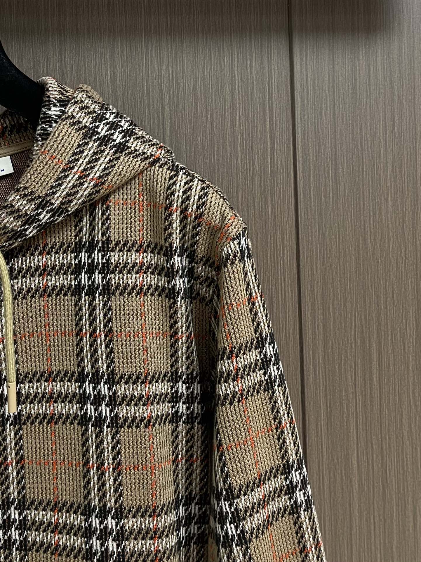BURBERRY 棉质混纺格纹拉链开衫连帽外套，以棉为主体喂入6％聚酯纤维，2％弹性纤维混纺而成。棉纤维