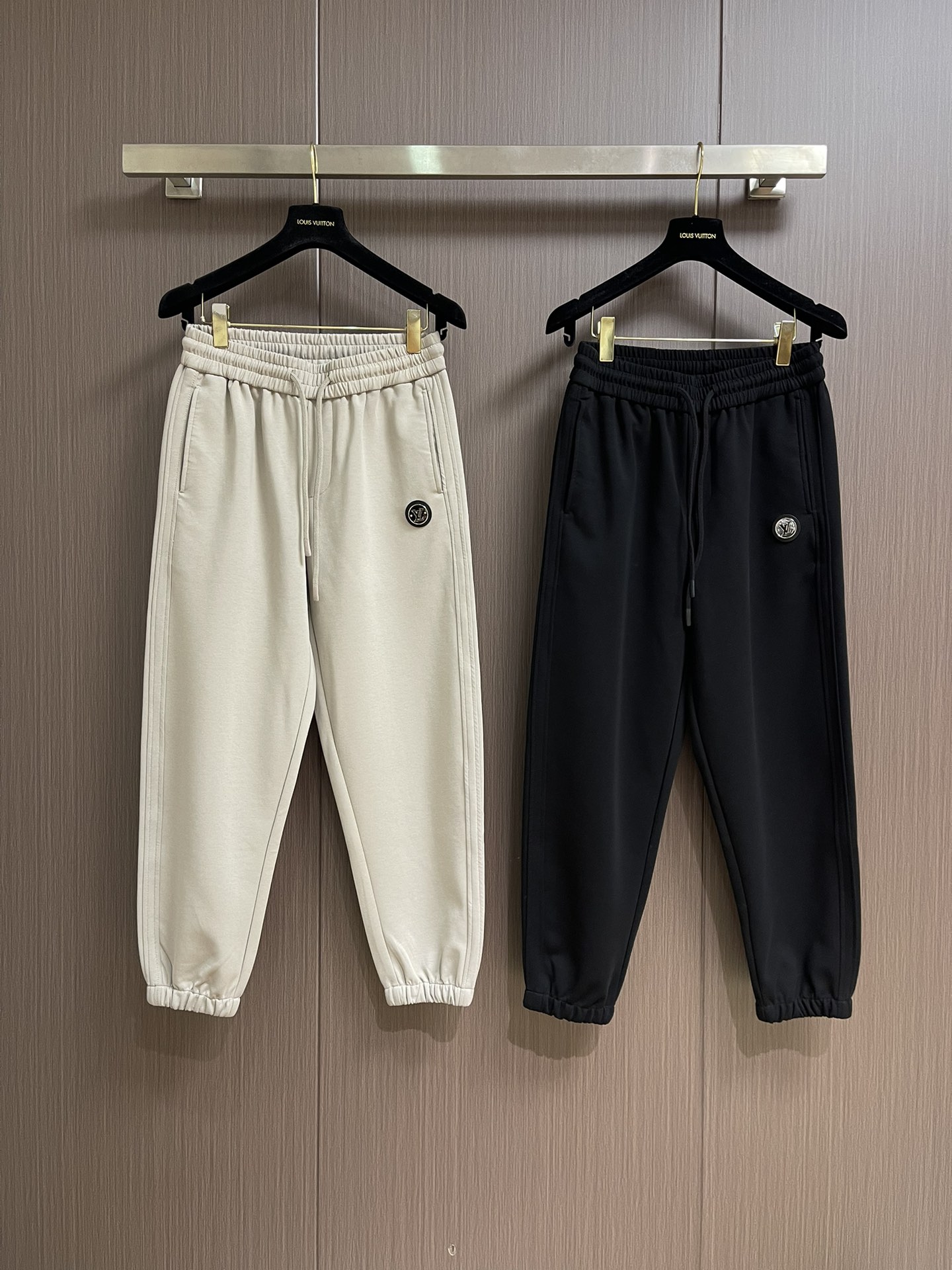 LV 2025SS早秋休闲束腿卫裤，面料采用26支单股100%纯棉，大货采用取花精心断裁，生产工厂由专业