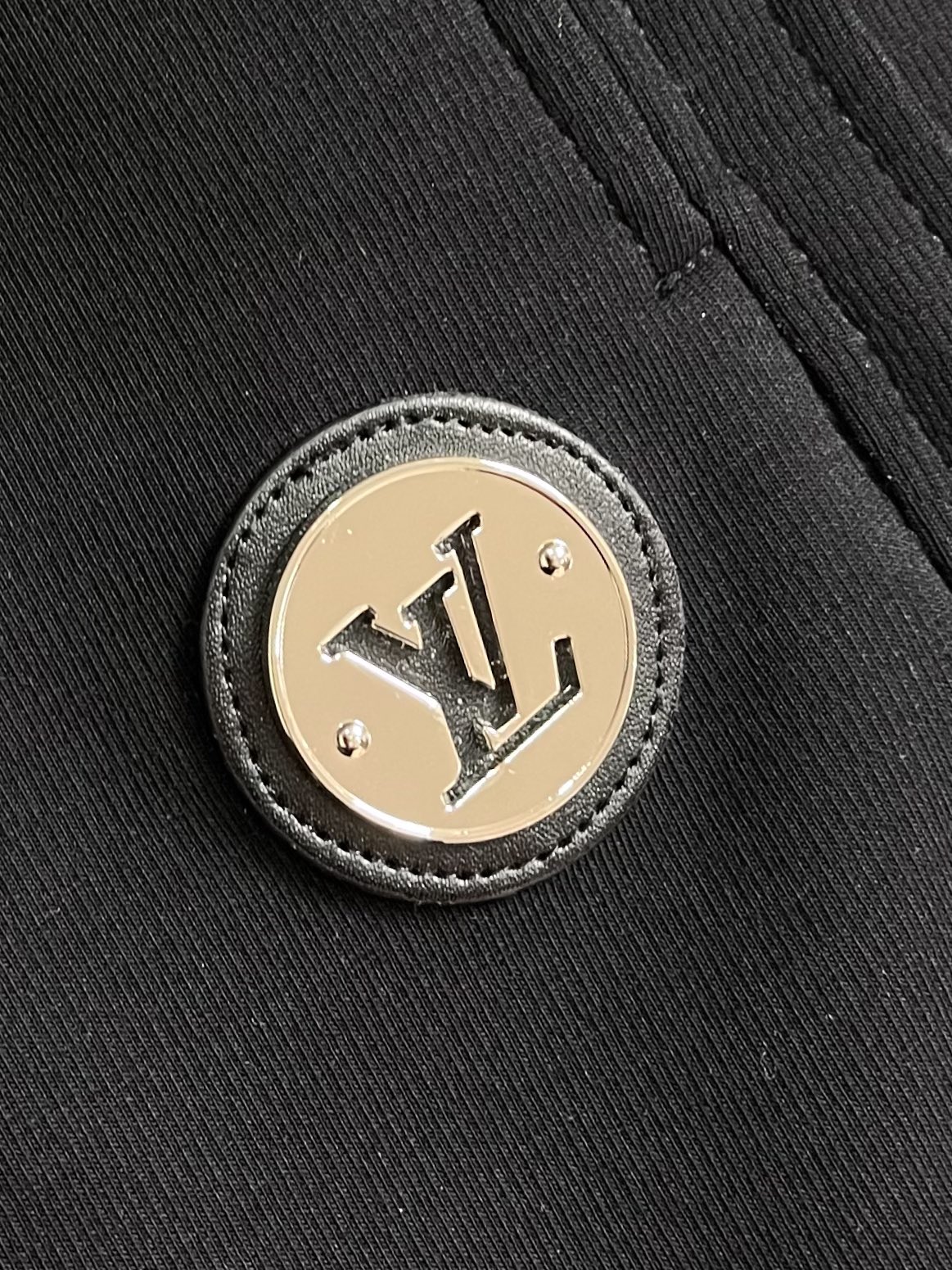 LV 2025SS早秋休闲束腿卫裤，面料采用26支单股100%纯棉，大货采用取花精心断裁，生产工厂由专业