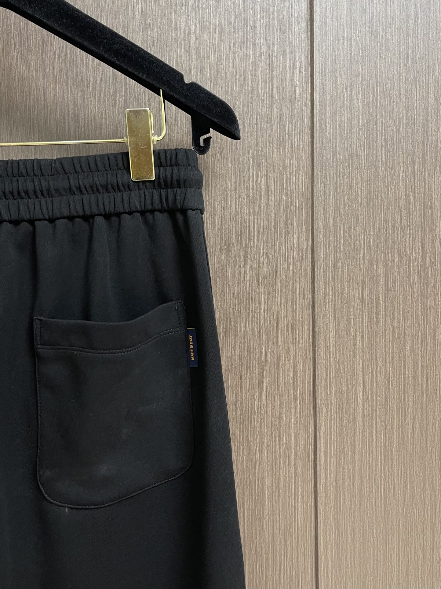 LV 2025SS早秋休闲束腿卫裤，面料采用26支单股100%纯棉，大货采用取花精心断裁，生产工厂由专业