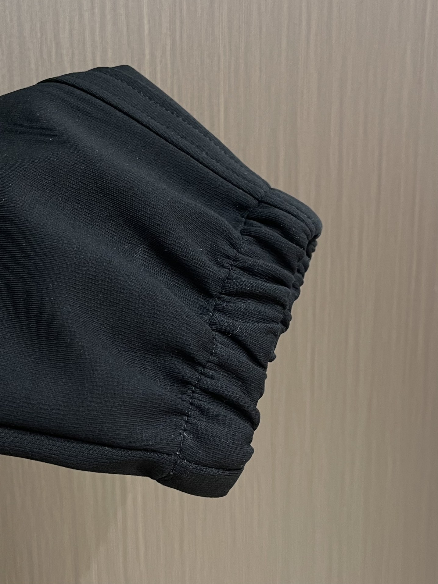 LV 2025SS早秋休闲束腿卫裤，面料采用26支单股100%纯棉，大货采用取花精心断裁，生产工厂由专业