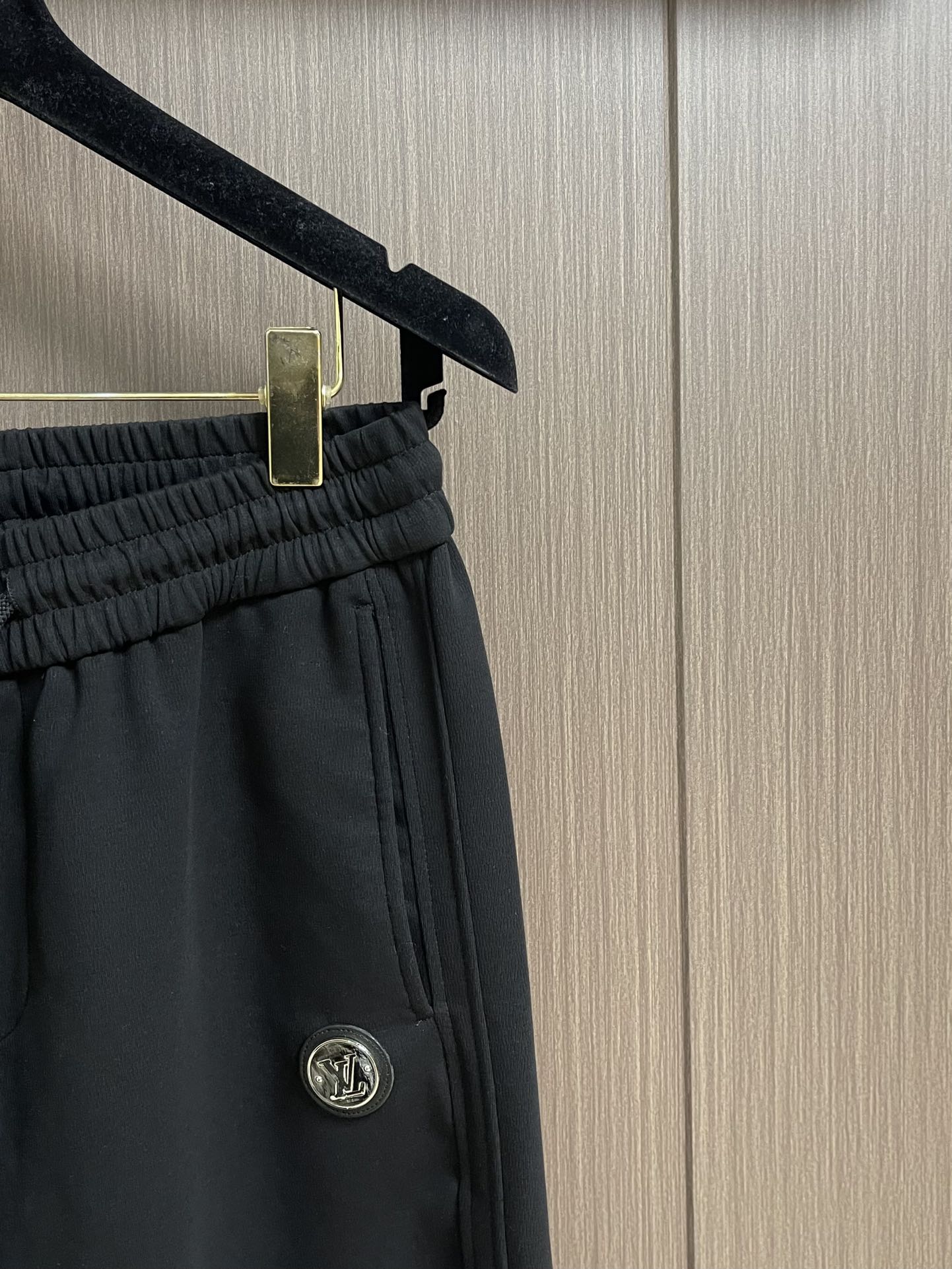 LV 2025SS早秋休闲束腿卫裤，面料采用26支单股100%纯棉，大货采用取花精心断裁，生产工厂由专业