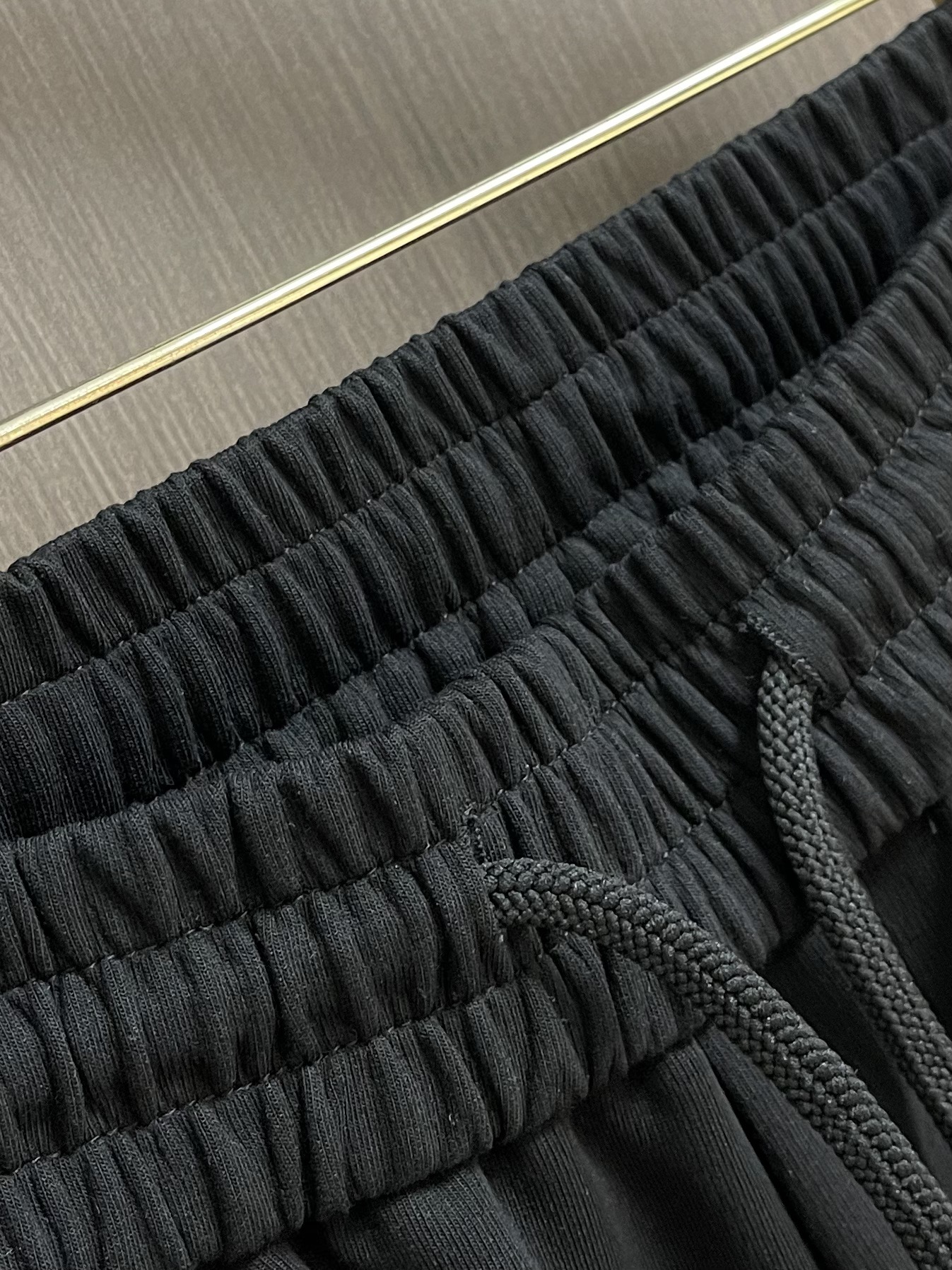 LV 2025SS早秋休闲束腿卫裤，面料采用26支单股100%纯棉，大货采用取花精心断裁，生产工厂由专业