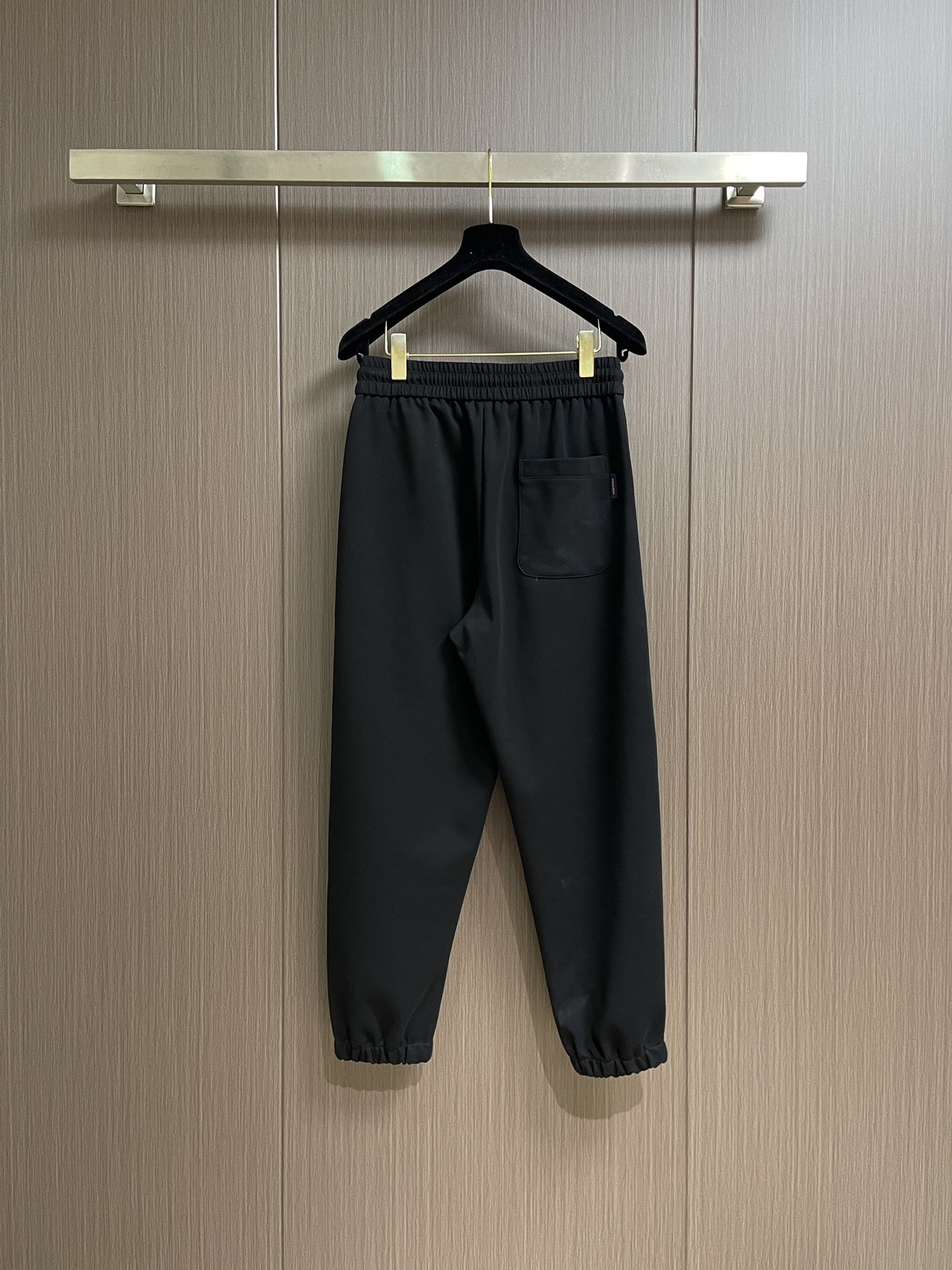 LV 2025SS早秋休闲束腿卫裤，面料采用26支单股100%纯棉，大货采用取花精心断裁，生产工厂由专业