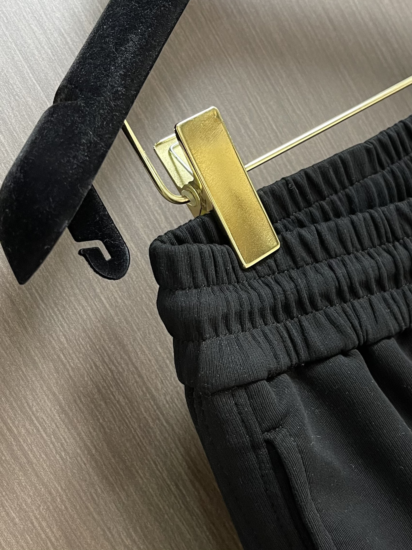 LV 2025SS早秋休闲束腿卫裤，面料采用26支单股100%纯棉，大货采用取花精心断裁，生产工厂由专业