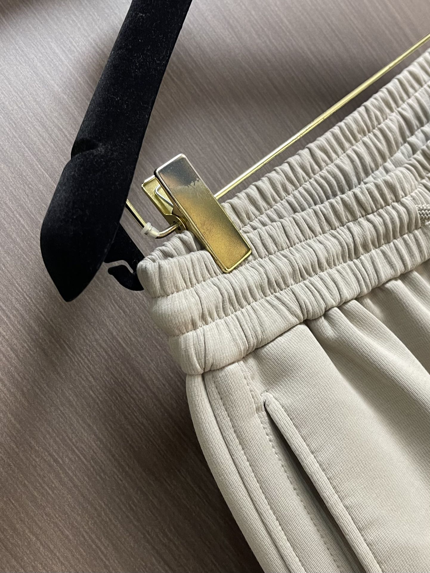 LV 2025SS早秋休闲束腿卫裤，面料采用26支单股100%纯棉，大货采用取花精心断裁，生产工厂由专业