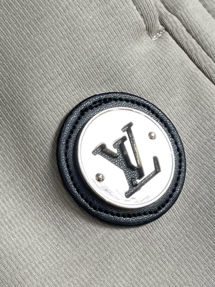 LV 2025SS早秋休闲束腿卫裤，面料采用26支单股100%纯棉，大货采用取花精心断裁，生产工厂由专业