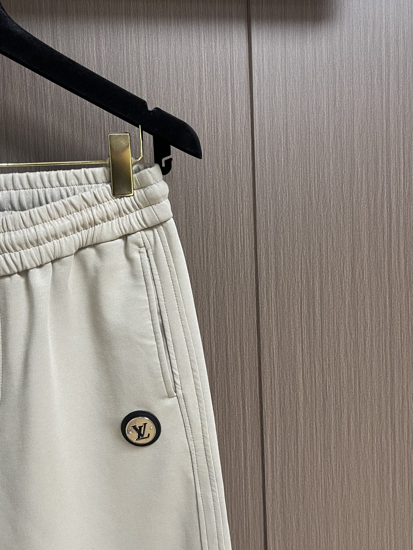 LV 2025SS早秋休闲束腿卫裤，面料采用26支单股100%纯棉，大货采用取花精心断裁，生产工厂由专业