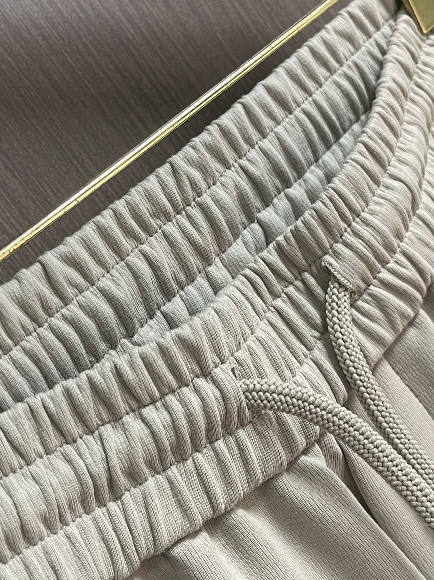 LV 2025SS早秋休闲束腿卫裤，面料采用26支单股100%纯棉，大货采用取花精心断裁，生产工厂由专业