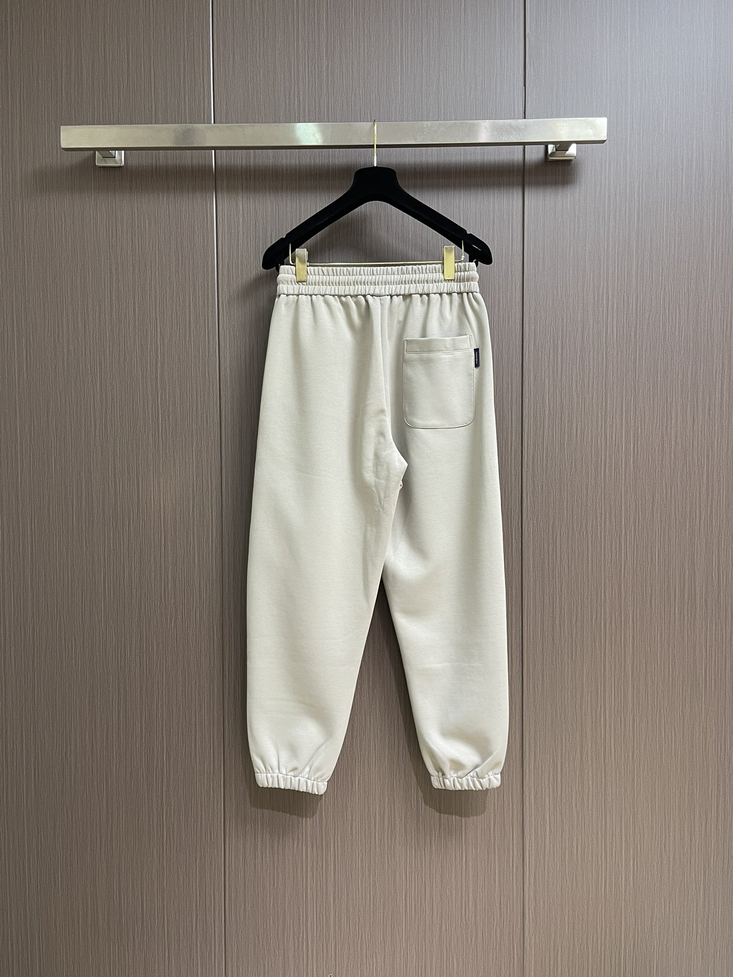 LV 2025SS早秋休闲束腿卫裤，面料采用26支单股100%纯棉，大货采用取花精心断裁，生产工厂由专业