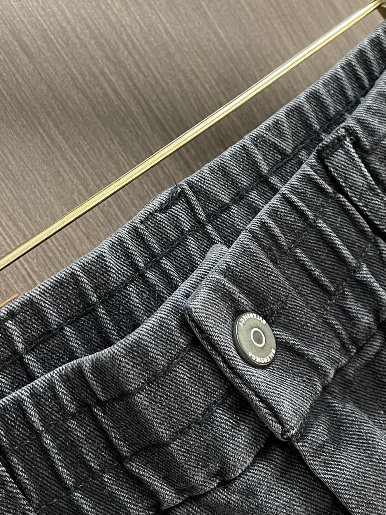 Balenciaga 渐变水洗宽松阔腿牛仔裤，重工艺水洗个性系列，这个颜色简直就是量身定制的 style