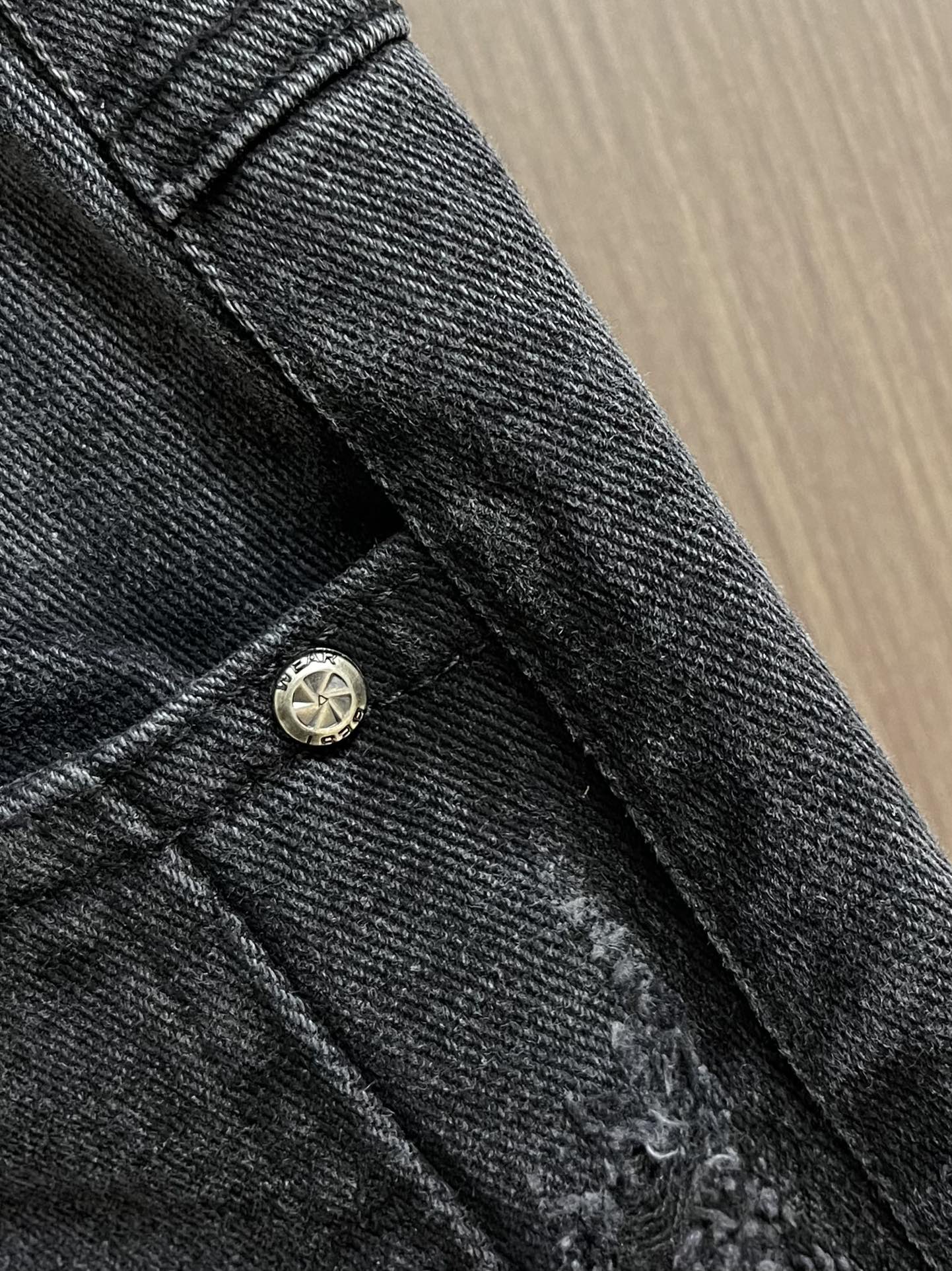 Balenciaga 渐变水洗宽松阔腿牛仔裤，重工艺水洗个性系列，这个颜色简直就是量身定制的 style