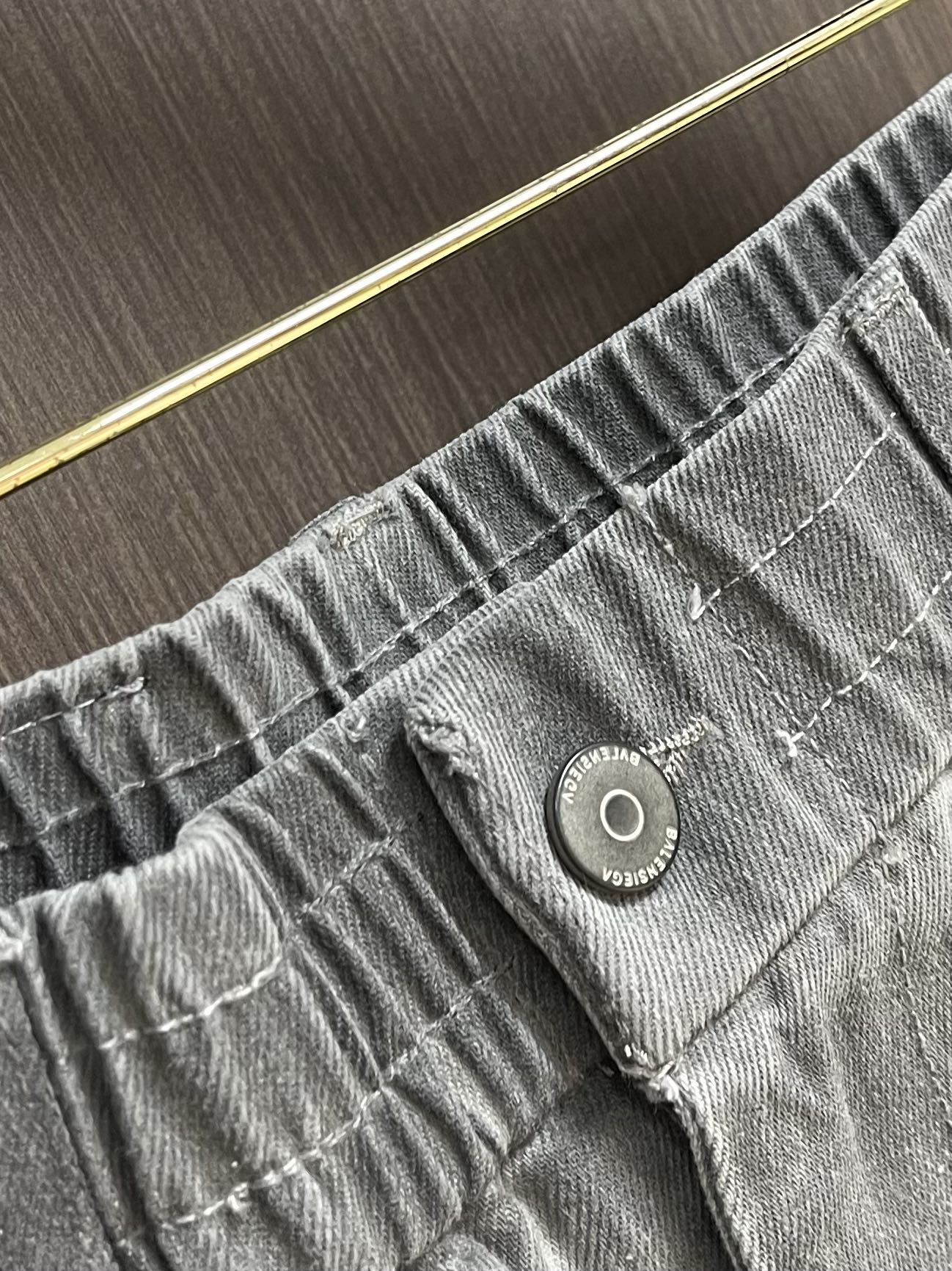 Balenciaga 渐变水洗宽松阔腿牛仔裤，重工艺水洗个性系列，这个颜色简直就是量身定制的 style