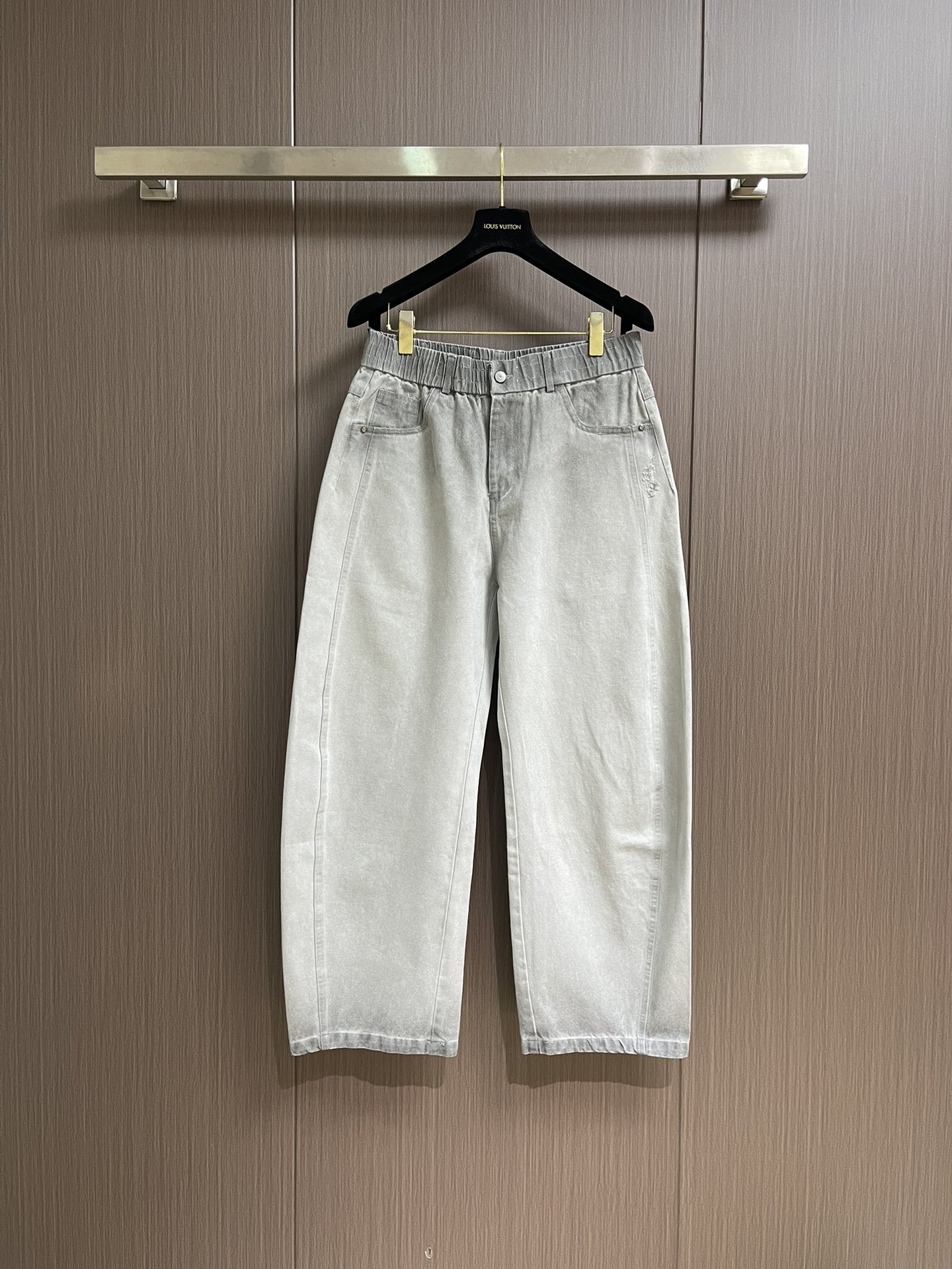 NO:528012,Balenciaga gradient wash loose wide-leg jeans, heavy craftsmanship wash personalized series, this color is simply tailor-made style, full of autumn feel, fashionable and classic, never out of date, the overall texture is very soft and skin-friendly, but it will not have any soft feeling. Good denim fabric is really crisp, the design is simple and the leather card decoration with a very personal waist is retro and atmospheric! You can see up close that the texture of each process is very fine and perfect. Size M-3XL, balenciaga, jeans, alexander wang19860909Balenciaga 渐变水洗宽松阔腿牛仔裤,重工艺水洗个性系列,这个颜色简直就是量身定制的 style,满满秋天的feel,时髦经典永不过时,整体质感上身非常柔糯亲肤,但却不会有任何软塌塌的感受,好的牛仔面料真的很挺括,设计简约的同时又非常个性后腰的真皮牌饰复古大气!近距离观看可以发现,每一道工序,纹理都非常的精细完美.尺码M-3XL,,balenciaga,jeans,alexander wang,Men's clothing