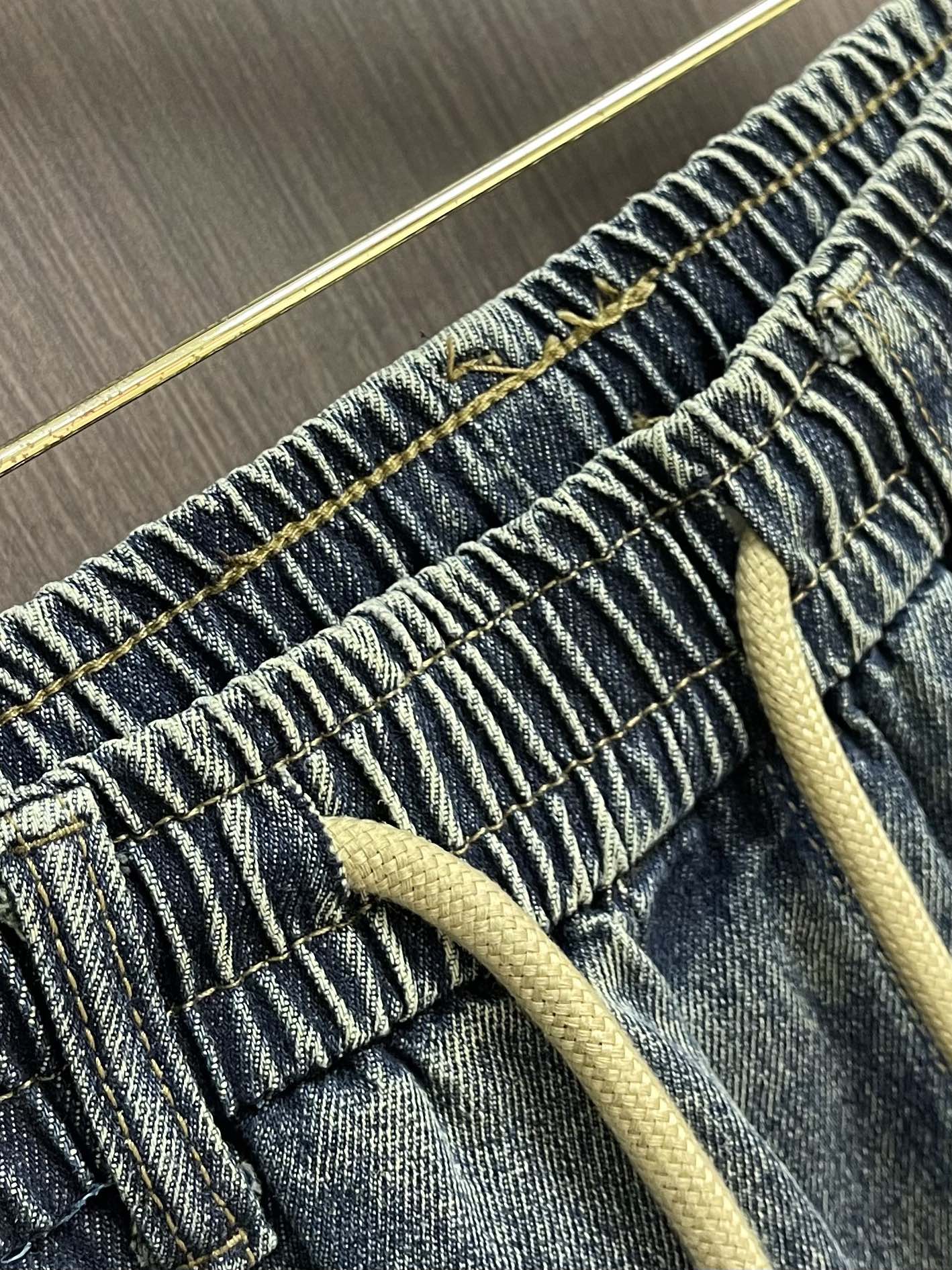 Balenciaga 2025SS早秋新品多袋牛仔裤，进口原版面料，上身舒适，字母图案装饰logo，原版