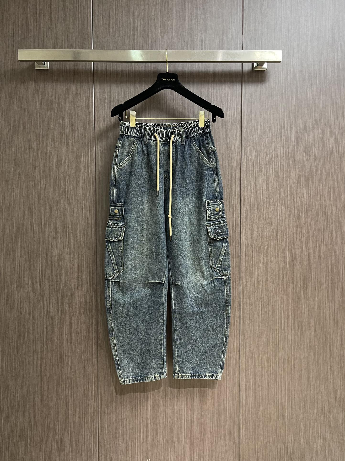 NO:528014,Balenciaga 2025SS early autumn new multi-bag jeans, imported original fabric, comfortable upper body, letter pattern decorative logo, original hardware and auxiliary decoration, unique design, extremely high grade, simple and fashionable, fashionable and handsome upper body, size M-3XL,,balenciaga, jeans, alexander wang19860909Balenciaga 2025SS早秋新品多袋牛仔裤,进口原版面料,上身舒适,字母图案装饰logo,原版五金辅料装饰,独特设计,档次极高,简约时尚,上身时尚帅气,尺码M-3XL,,balenciaga,jeans,alexander wang,Men's clothing