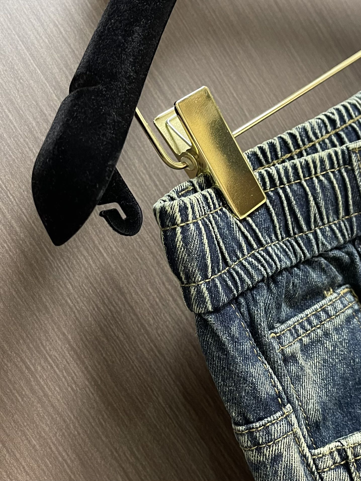 GUCCI 男士直筒休闲牛仔裤 现代时尚的剪裁设计，客供日本denim平纹棉质牛仔面料梭织生产．顶尖的石