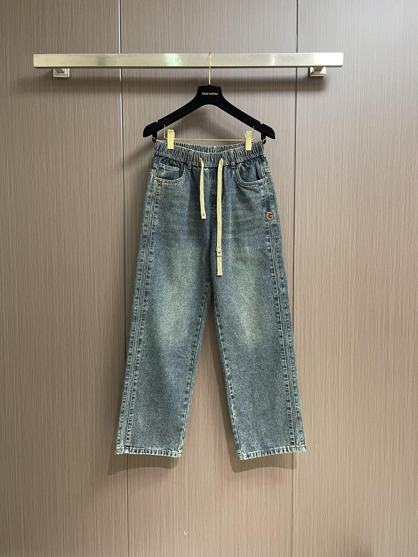 NO:528016,GUCCI men's straight-leg casual jeans with modern and fashionable tailoring design, customer-friendly for Japanese denim plain cotton denim fabric woven production.  The top stone grinding washing process makes the texture reach the old flavor of the 1980s, soft, delicate, comfortable and breathable, and the color has a modern and fashionable vicissitudes.  The upper body is versatile and fashionable.  The fresh and natural colors reveal a classic and fashionable atmosphere all the time.  Professional selvedge technology with lock edge sewing sealing is neat and meticulous.  Classic five-pocket design.  Leather embossed logo + original metal buttons shine brightly, highlighting the quality advantages. Size M-3XL, gucci, louis vuitton, jeans, alexander wang19860909GUCCI 男士直筒休闲牛仔裤 现代时尚的剪裁设计,客供日本denim平纹棉质牛仔面料梭织生产．顶尖的石磨水洗工艺让质感达到80年代的老味,柔软细腻舒适透气,色泽拥有现代时尚的沧桑感．上身百搭时尚．清新自然的色彩无时无刻不透露着经典时尚气息．专业的selvedge工艺锁边缝纫封锁工整细致．经典的五口袋设计．皮革压纹标识＋原厂金属钮扣绽放光亮,凸显品质优势.尺码M-3XL,,gucci,louis vuitton,jeans,alexander wang,Men's clothing