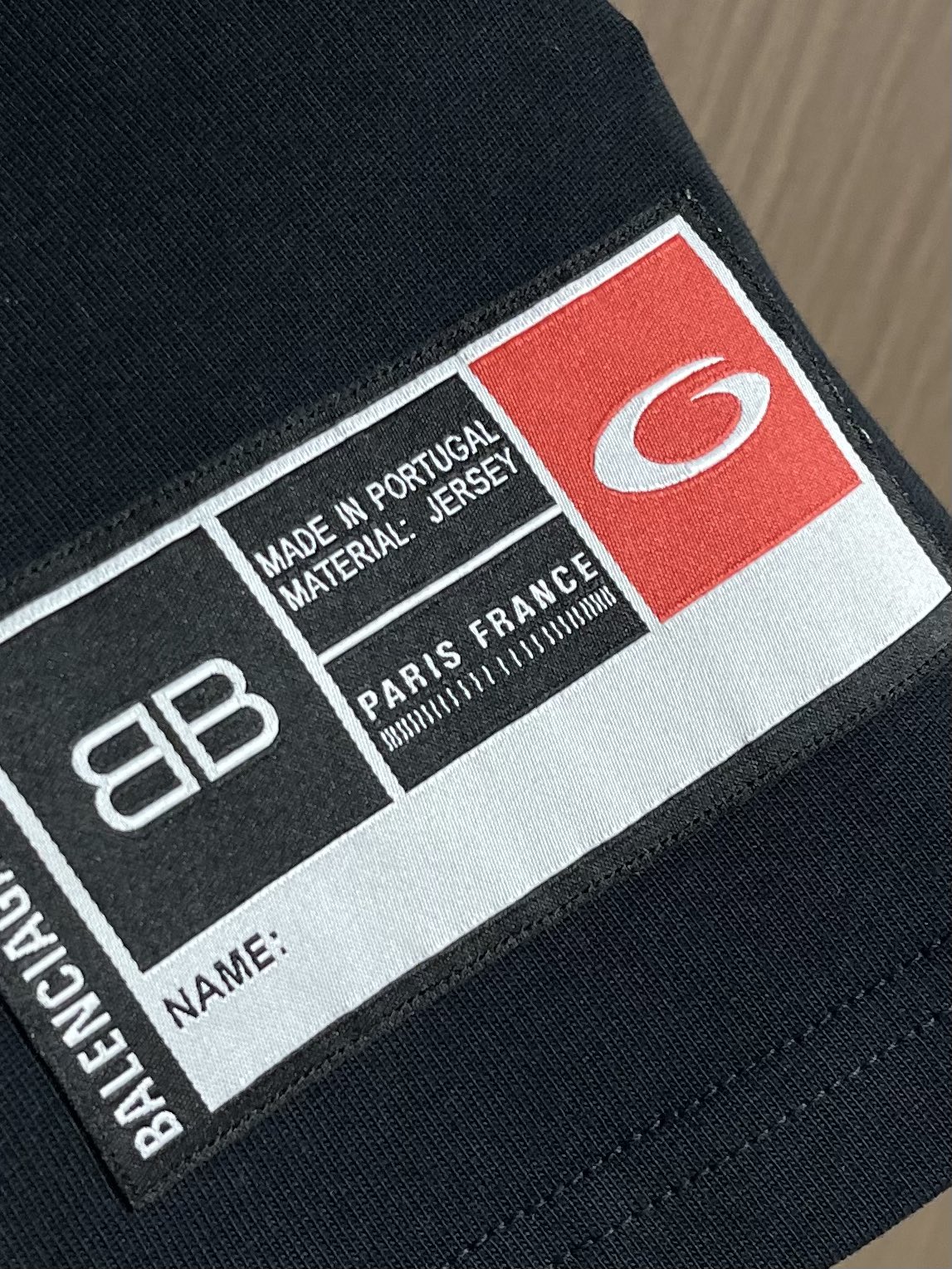 balenciaga 2025FW秋冬新款篮球系列超曼联名01号球衣长袖T恤，衣橱必备单品，都采用了运动