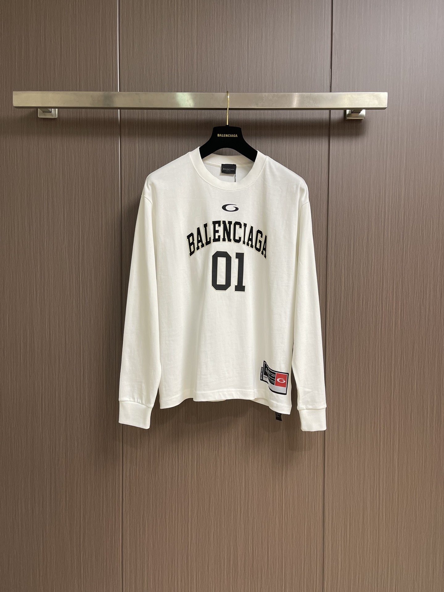 NO:529342,balenciaga 2025FW autumn and winter new basketball series Super Manchester United No. 01 jersey long-sleeved T-shirt, a wardrobe essential item, all adopt sportswear style detailed design. It uses 280 grams of jersey original fabric, 350 grams of fixed dye thread, the whole piece of clothing is complex, high-density patch embroidered patterns and basketball series customized logo labels, size S-3XL S size bust 106 Shoulder width 49.5 Sleeve length 67 Sleeve length 60 M size bust 110 Shoulder width 51 Sleeve length 69 Sleeve length 61 L size bust 114 Shoulder width 52.5 Sleeve length 71 Sleeve length 62 XL size bust 118 Shoulder width 54 Sleeve length 73 Sleeve length 63 2XL size bust 122 Shoulder width 55.5 Sleeve length 75 Sleeve length 64  3XL size bust 126 shoulder width 57 clothes length 77 sleeve length 6, balenciaga, tees, t-shirt, alexander wang19860909balenciaga 2025FW秋冬新款篮球系列超曼联名01号球衣长袖T恤,衣橱必备单品,都采用了运动装风格的细节设计.采用280克平纹布原版面料,350克定染螺纹,整件衣服工艺复杂,高密度贴布刺绣的图案和篮球系列定制专用logo标签,尺码S-3XL S码胸围106 肩宽49.5 衣长67 袖长60 M码胸围110 肩宽51 衣长69袖长61 L码胸围114肩宽52.5衣长71袖长62 XL码胸围118 肩宽54 衣长73袖长63 2XL码胸围122肩宽55.5衣长75袖长64 3XL码胸围126肩宽57衣长77袖长6,,balenciaga,tees，t-shirt,alexander wang,Men's clothing