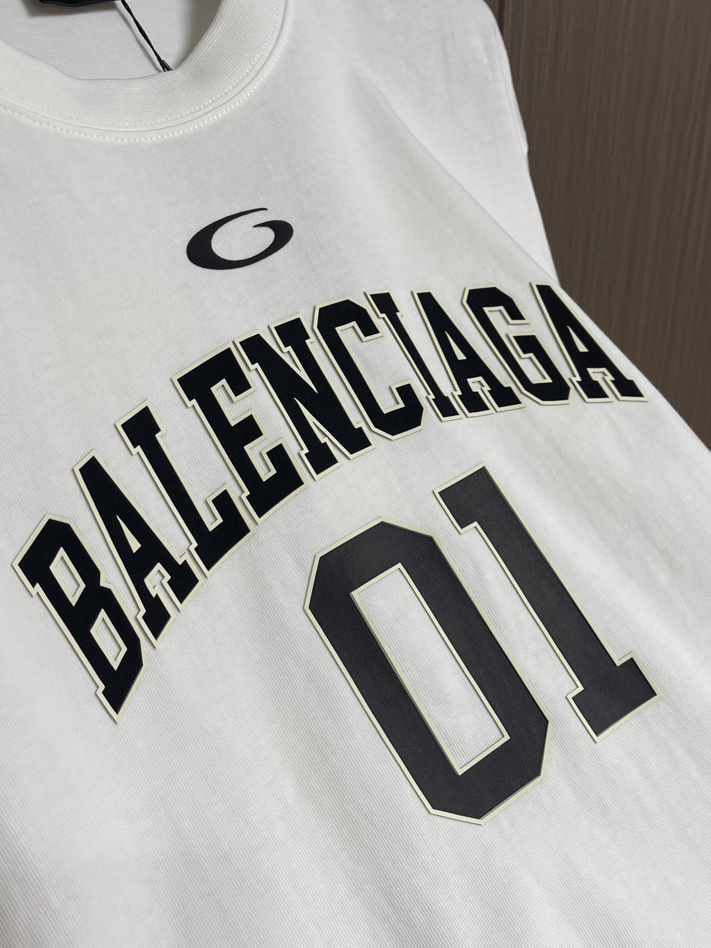 balenciaga 2025FW秋冬新款篮球系列超曼联名01号球衣长袖T恤，衣橱必备单品，都采用了运动