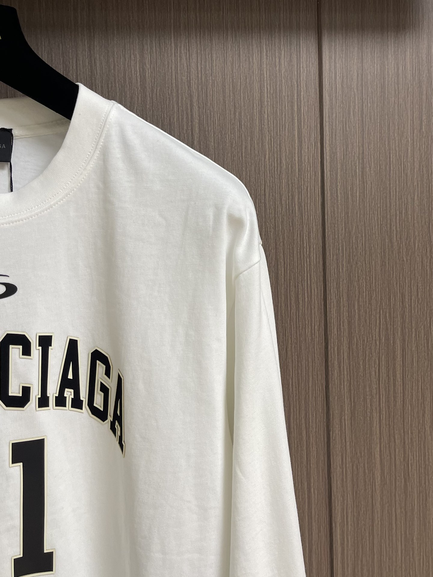 balenciaga 2025FW秋冬新款篮球系列超曼联名01号球衣长袖T恤，衣橱必备单品，都采用了运动