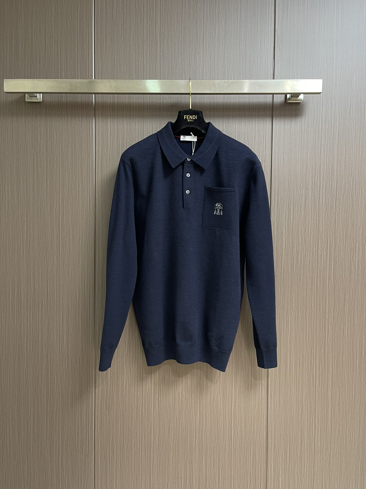 NO:529348,BrunelloCucinelliBrunello.  Cucinelli BC long-sleeved knitted POLO shirt, seemingly simple design, details of neckline and cuffs, which are definitely not possible to be completed by ordinary factories. A buckle of neckline, natural shell buckle, after screening high-quality shells, special process to make each one shine and textured, the cuffs are shirt-like, business commuting, the inner wear is more matching. Size 36-38-40-42-44 M-3XL M/36 bust 106 shoulder width 44 Clothes 70 sleeve length 62 L/38 bust 110 shoulder width 46 Clothes 72 sleeve length 63 XL/40 bust 114 shoulder width 48 Clothes 74 sleeve length 64 2XL/42 bust 118 shoulder width 50 Clothes 76 sleeve length 65 3XL/44  Bust 122 shoulder width 52 clothes length 77 sleeve length 66, brunello cucinelli,shirts,alexander wang19860909BrunelloCucinelli布鲁内洛．库奇内利 BC 长袖针织POLO衫 看似简约的设计 领口与袖口的细节 绝非也一般工厂能够完成 领口一粒扣点缀 天然贝壳扣 筛选优质无缺贝壳后经过特别的工艺处理让每一颗 光泽有质感 合体的剪裁 袖口采用衬衫式的做法 商务通勤 内搭更具搭配性.尺码36-38-40-42-44 M-3XL M/36胸围106 肩宽44 衣长70 袖长62 L/38 胸围110 肩宽46 衣长72 袖长63 XL/40胸围114 肩宽48 衣长74 袖长64 2XL/42 胸围118 肩宽50 衣长76 袖长65 3XL/44 胸围122 肩宽52 衣长77 袖长66,,brunello cucinelli,shirts,alexander wang,Men's clothing