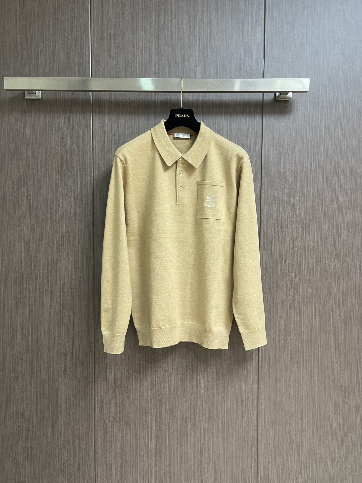 NO:529350,BrunelloCucinelliBrunello.  Cucinelli BC long-sleeved knitted POLO shirt, seemingly simple design, details of neckline and cuffs, which are definitely not completed by ordinary factories. A buckle of neckline, natural shell buckle, screen high-quality shells, special process to make each one shine and textured, the cuffs are shirt-style, business commuting, and the inner wear is more matching. Size 36-38-40-42-44 M-3XL M/36 bust 106 shoulder width 44 Clothes 70 sleeve length 62 L/38 bust 110 shoulder width 46 Clothes 72 sleeve length 63 XL/40 bust 114 shoulder width 48 Clothes 74 sleeve length 64 2XL/42 bust 118 shoulder width 50 Clothes 76 sleeve length 65 3XL/44  Bust 122 shoulder width 52 clothes length 77 sleeve length 66, brunello cucinelli,shirts,alexander wang19860909BrunelloCucinelli布鲁内洛．库奇内利 BC 长袖针织POLO衫 看似简约的设计 领口与袖口的细节 绝非也一般工厂能够完成 领口一粒扣点缀 天然贝壳扣 筛选优质无缺贝壳后经过特别的工艺处理让每一颗 光泽有质感 合体的剪裁 袖口采用衬衫式的做法 商务通勤 内搭更具搭配.尺码36-38-40-42-44 M-3XL M/36胸围106 肩宽44 衣长70 袖长62 L/38 胸围110 肩宽46 衣长72 袖长63 XL/40胸围114 肩宽48 衣长74 袖长64 2XL/42 胸围118 肩宽50 衣长76 袖长65 3XL/44 胸围122 肩宽52 衣长77 袖长66,,brunello cucinelli,shirts,alexander wang,Men's clothing