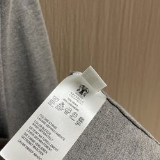 BrunelloCucinelli布鲁内洛.库奇内利 BC 长袖针织POLO衫 看似简约的设计 领口与袖 BrunelloCucinelli布鲁内洛.库奇内利 BC 长袖针织POLO衫 看似简约的设计 领口与袖