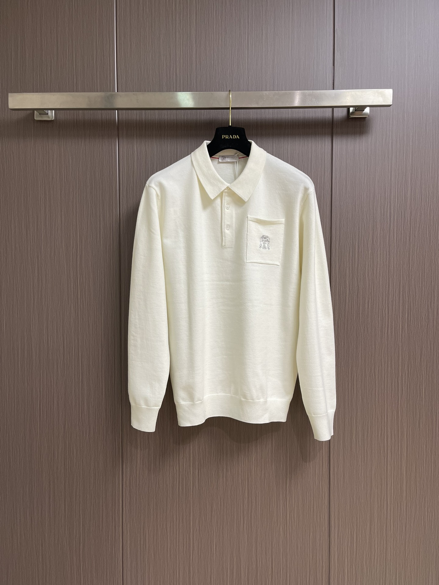 NO:529352,BrunelloCucinelliBrunello.  Cucinelli BC long-sleeved knitted POLO shirt, seemingly simple design, details of neckline and cuffs, which are definitely not possible to be completed by ordinary factories. A buckle of neckline, natural shell buckle, after screening high-quality shells, special process to make each one shine and textured, the cuffs are shirt-like, business commuting, the inner wear is more matching. Size 36-38-40-42-44 M-3XL M/36 bust 106 shoulder width 44 Clothes 70 sleeve length 62 L/38 bust 110 shoulder width 46 Clothes 72 sleeve length 63 XL/40 bust 114 shoulder width 48 Clothes 74 sleeve length 64 2XL/42 bust 118 shoulder width 50 Clothes 76 sleeve length 65 3XL/44  Bust 122 shoulder width 52 clothes length 77 sleeve length 66, brunello cucinelli,shirts,alexander wang19860909BrunelloCucinelli布鲁内洛．库奇内利 BC 长袖针织POLO衫 看似简约的设计 领口与袖口的细节 绝非也一般工厂能够完成 领口一粒扣点缀 天然贝壳扣 筛选优质无缺贝壳后经过特别的工艺处理让每一颗 光泽有质感 合体的剪裁 袖口采用衬衫式的做法 商务通勤 内搭更具搭配性.尺码36-38-40-42-44 M-3XL M/36胸围106 肩宽44 衣长70 袖长62 L/38 胸围110 肩宽46 衣长72 袖长63 XL/40胸围114 肩宽48 衣长74 袖长64 2XL/42 胸围118 肩宽50 衣长76 袖长65 3XL/44 胸围122 肩宽52 衣长77 袖长66,,brunello cucinelli,shirts,alexander wang,Men's clothing