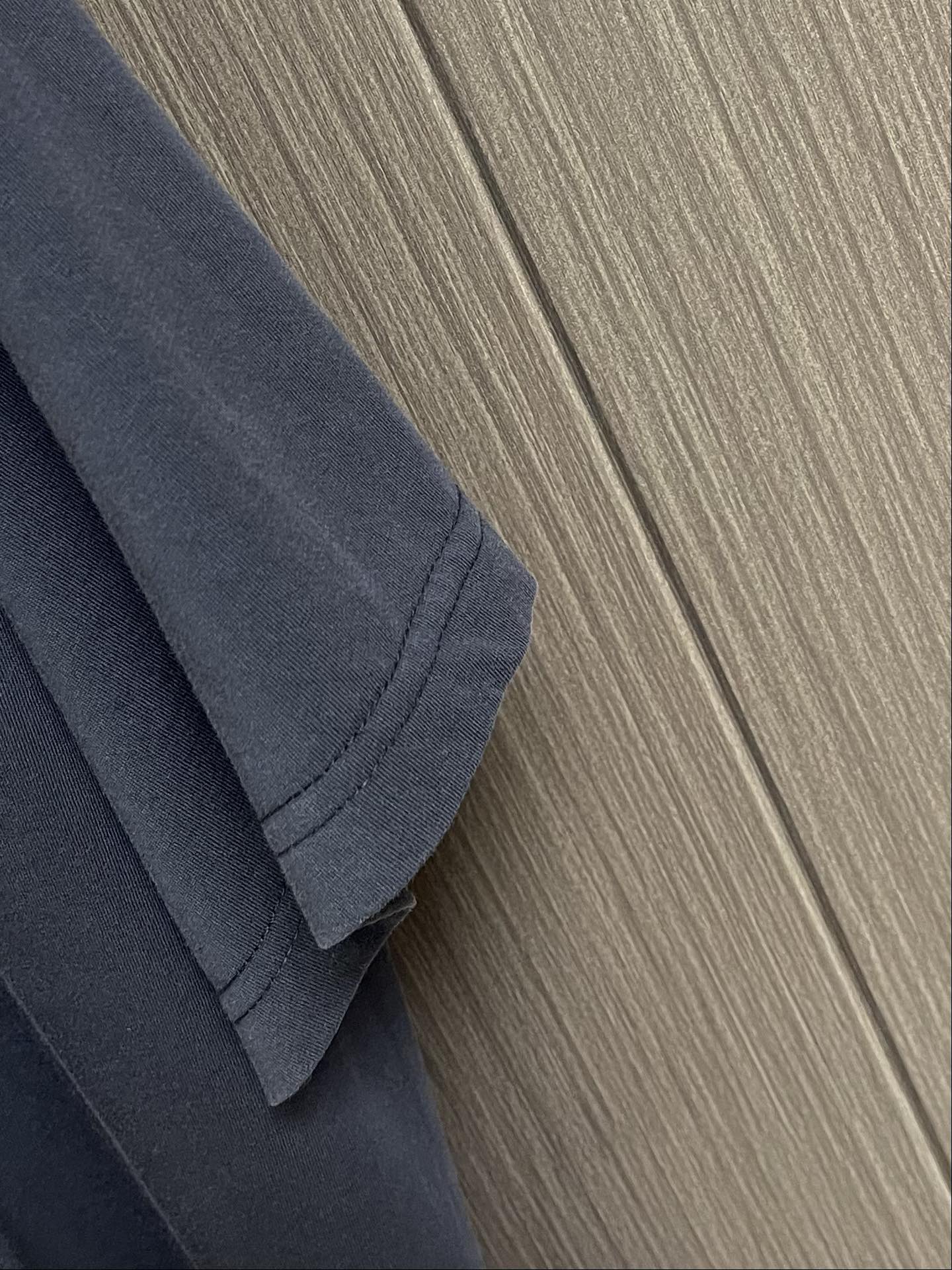 Balenciaga 红字母刺绣圆领短袖T恤，平纹针织面料、中号版型、圆领短袖、正面和背面饰以taPed