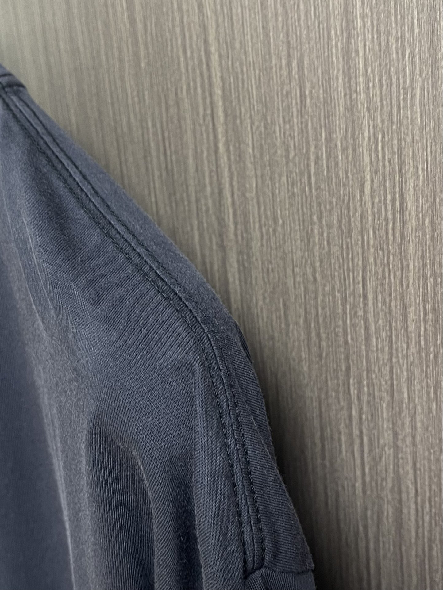 Balenciaga 红字母刺绣圆领短袖T恤，平纹针织面料、中号版型、圆领短袖、正面和背面饰以taPed