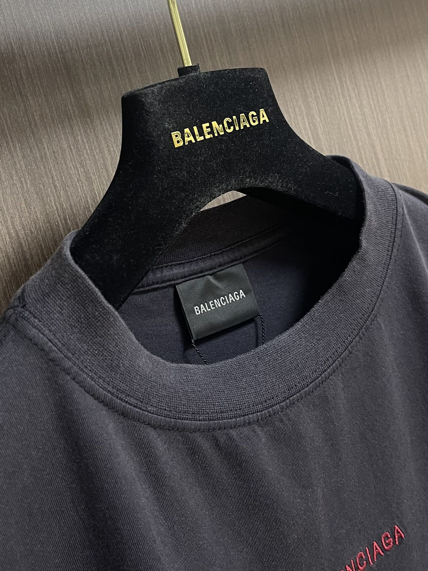 Balenciaga 红字母刺绣圆领短袖T恤，平纹针织面料、中号版型、圆领短袖、正面和背面饰以taPed