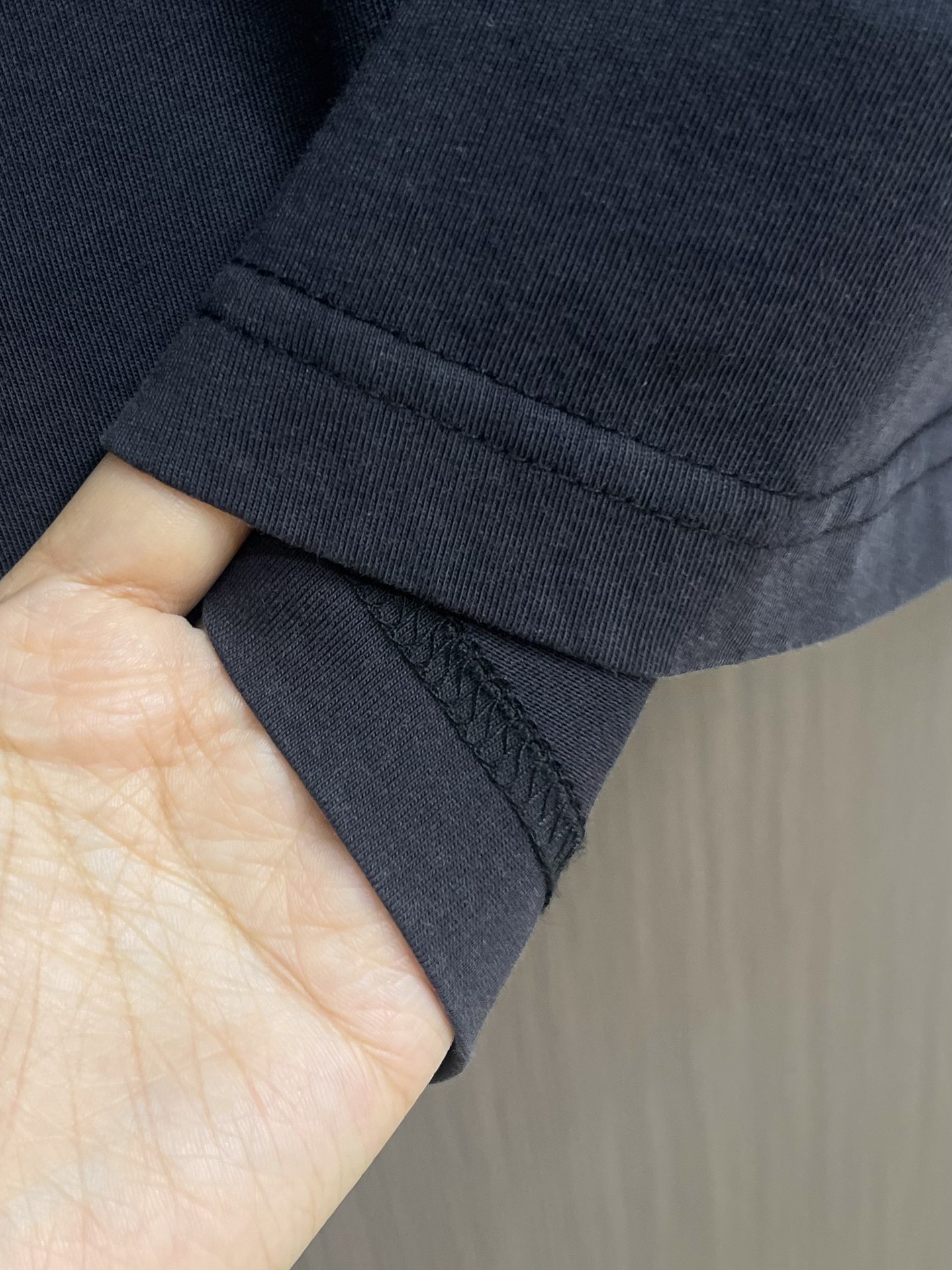 Balenciaga 红字母刺绣圆领短袖T恤，平纹针织面料、中号版型、圆领短袖、正面和背面饰以taPed