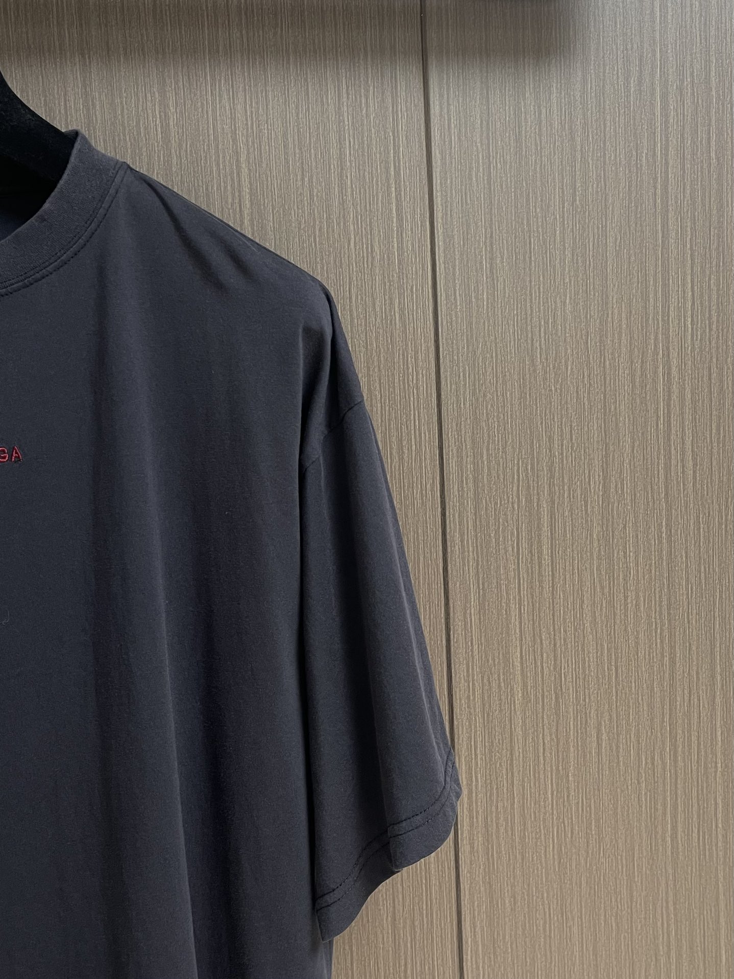 Balenciaga 红字母刺绣圆领短袖T恤，平纹针织面料、中号版型、圆领短袖、正面和背面饰以taPed