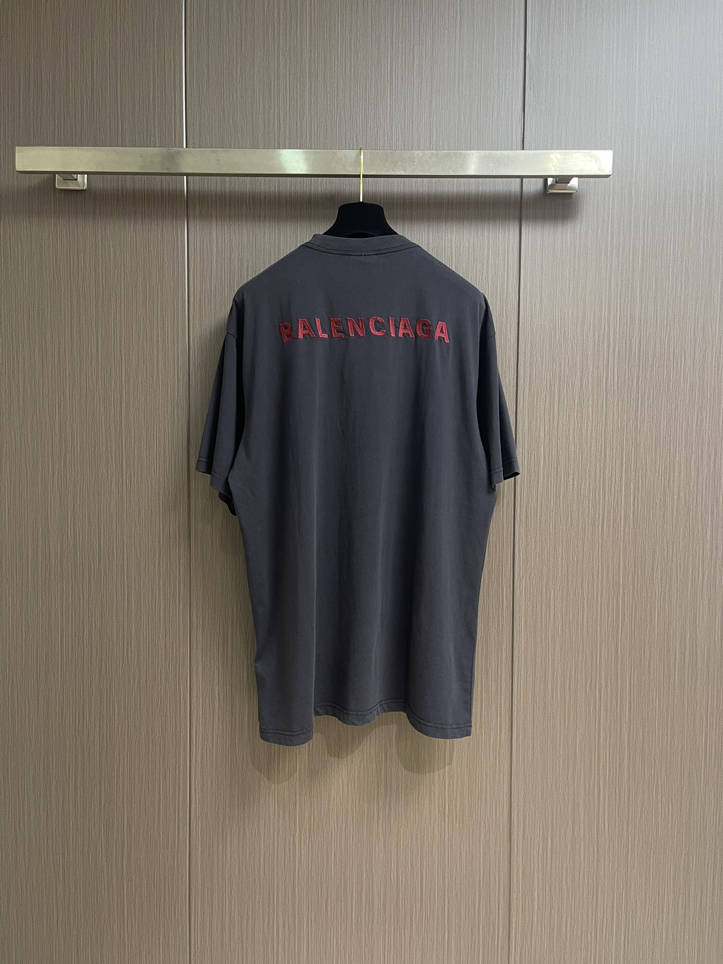 Balenciaga 红字母刺绣圆领短袖T恤，平纹针织面料、中号版型、圆领短袖、正面和背面饰以taPed