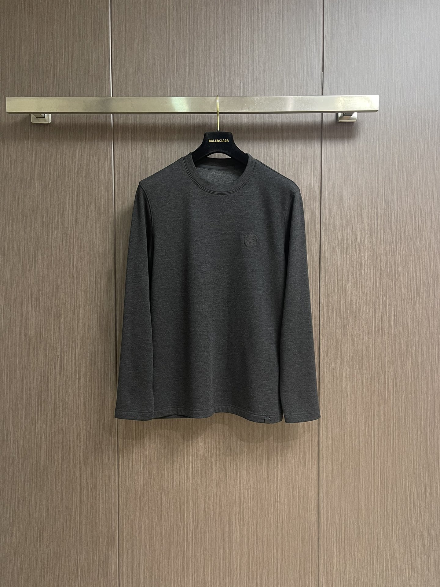 NO:528018,Brioni Breoni long-sleeved cotton T-shirt, a classic basic T-shirt with high-end luxury and platinum grade. The whole design perfectly integrates Italian aesthetics, and inherits the genes of the bri family. It takes the minimalist route, is both solemn and harmonious, and conforms to the modern urban aesthetics. The Italian old-fashioned workshop ready-to-wear process is fixed and dyed. It is extremely luxurious and special material, and the fabric attributes are all superior. It uses merceration process. The fabric has extremely high gloss, delicate and natural structure, perfect comfort and breathability, and the touch experience is self-evident. Size M-3XL, tees, t-shirt, alexander wang19860909Brioni布莱奥尼天丝棉长袖t恤,高端奢华且白金级的一款经典基础款t恤.通体的设计完美融合意式美学,且传承了bri家族的基因,走极简主义的路线,亦庄亦谐,符合现代都市审美,意大利老牌工坊成衣工序定织定染,极为奢华特殊的材质,面料属性皆为上乘,采用丝光工艺处理,面料光泽度极高,结构细腻自然,舒适性与透气性完美兼备,触感体验不言而喻.尺码M-3XL,,tees，t-shirt,alexander wang,Men's clothing