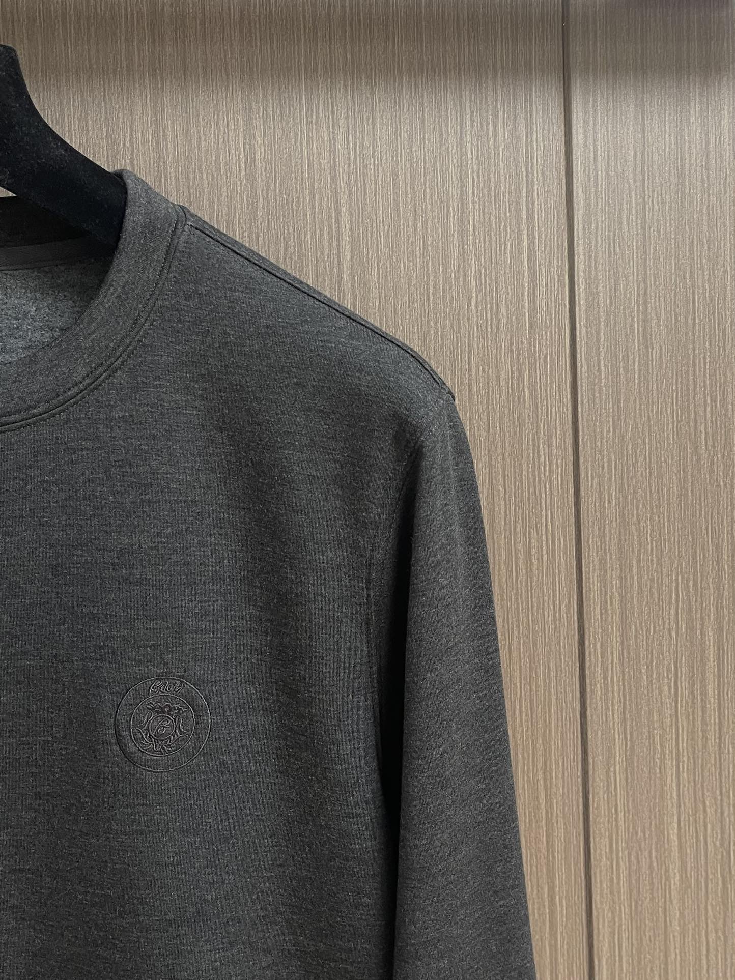 Brioni布莱奥尼天丝棉长袖t恤，高端奢华且白金级的一款经典基础款t恤。通体的设计完美融合意式美学，且