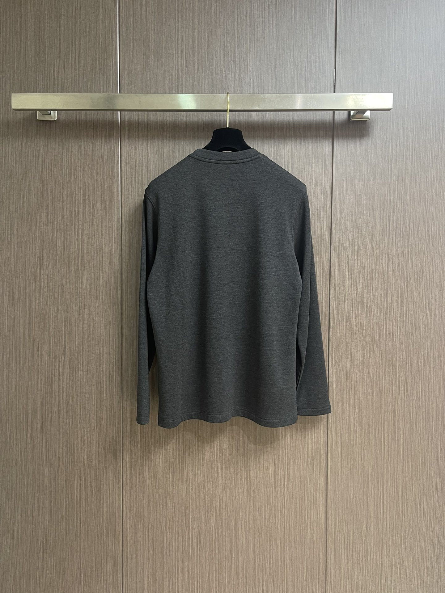 Brioni布莱奥尼天丝棉长袖t恤，高端奢华且白金级的一款经典基础款t恤。通体的设计完美融合意式美学，且