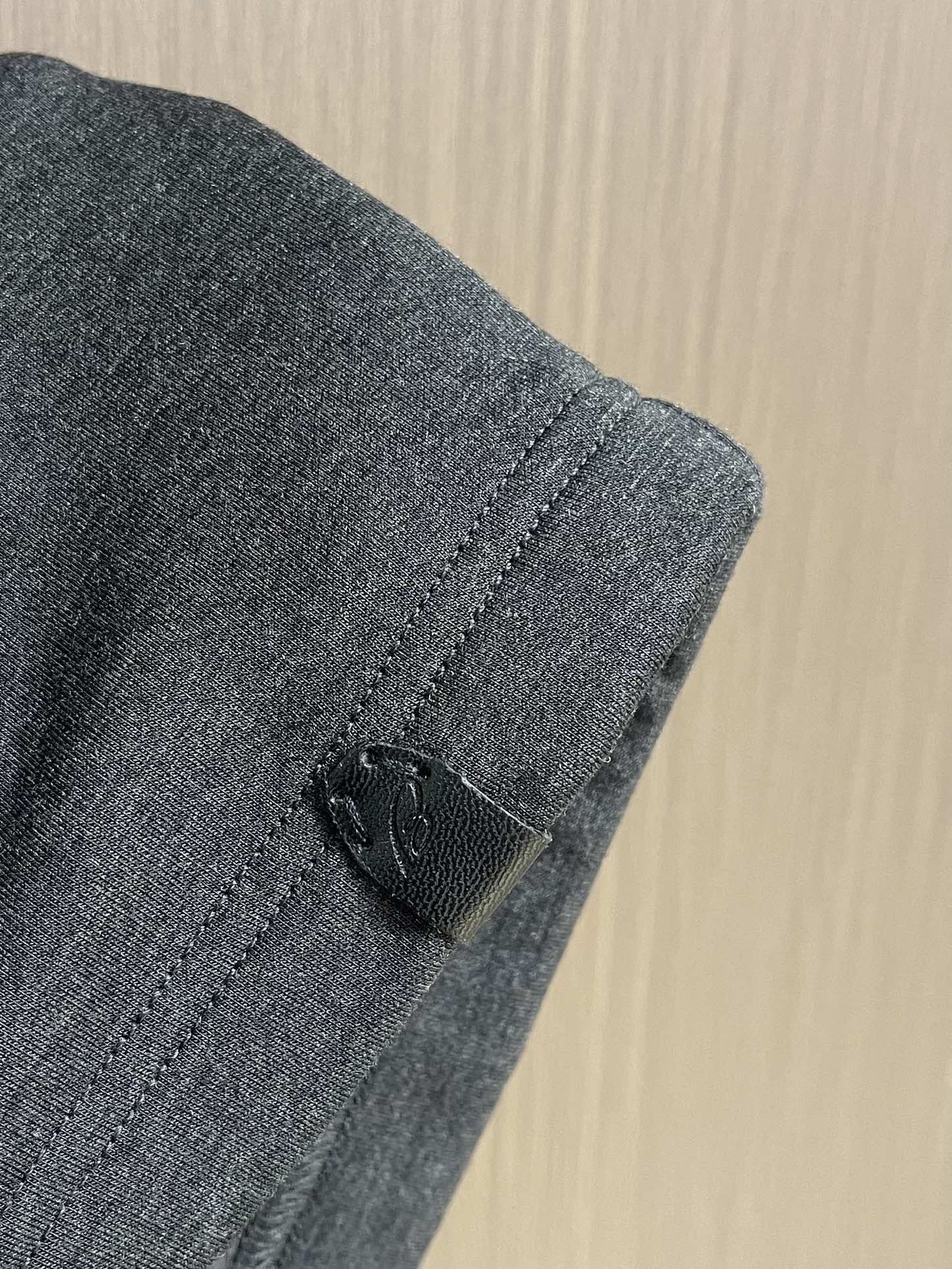 Brioni布莱奥尼天丝棉长袖t恤，高端奢华且白金级的一款经典基础款t恤。通体的设计完美融合意式美学，且