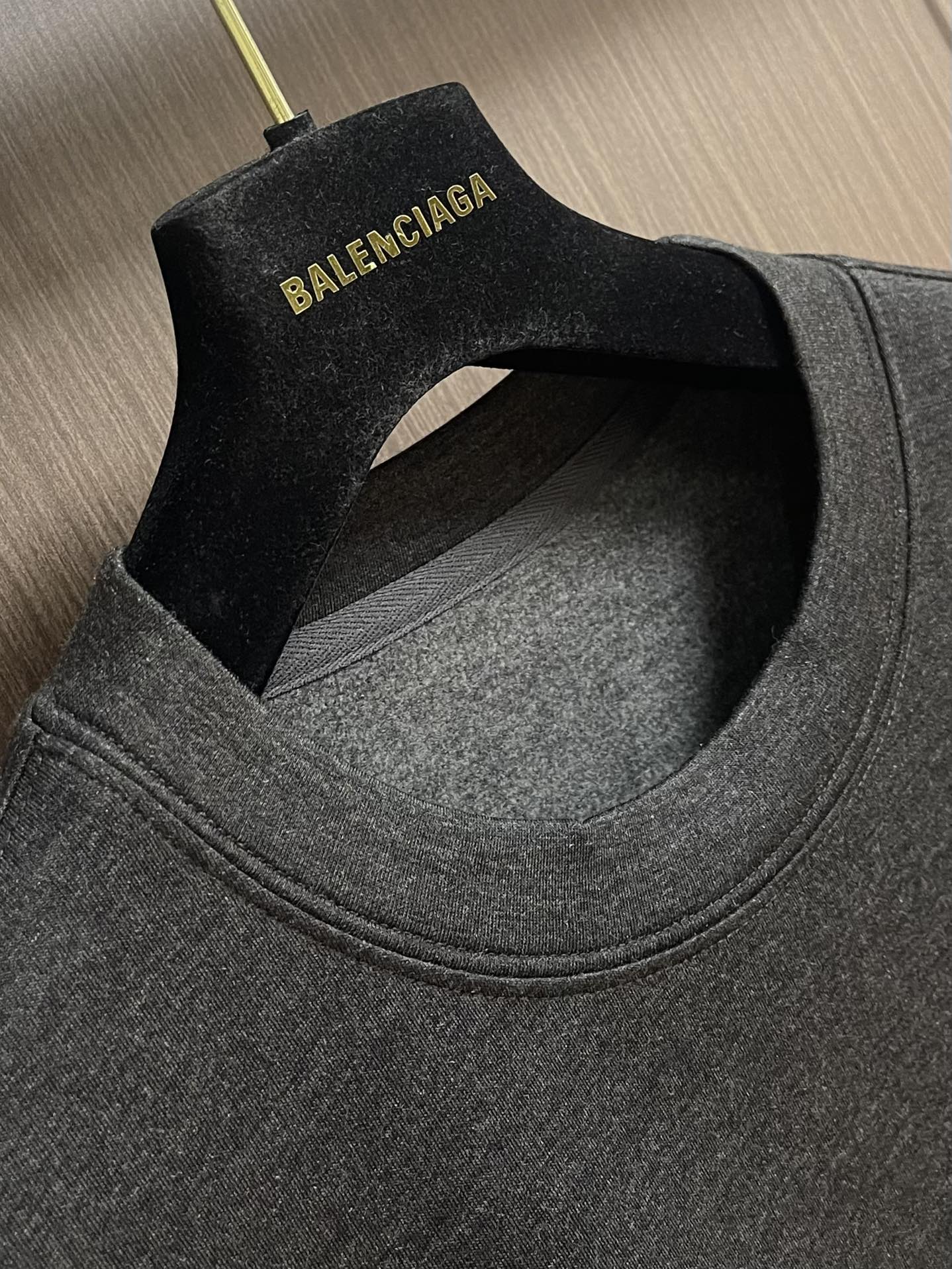 Brioni布莱奥尼天丝棉长袖t恤，高端奢华且白金级的一款经典基础款t恤。通体的设计完美融合意式美学，且