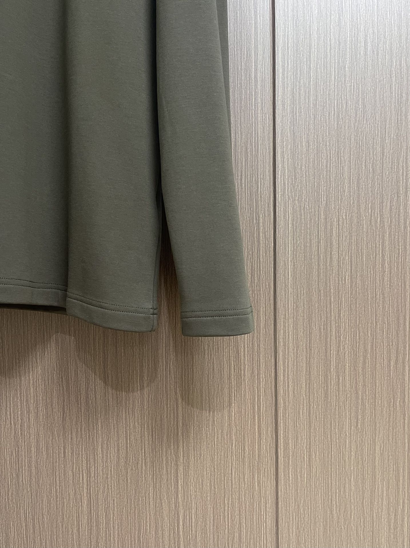 HERMES 2025SS秋冬圆领长袖T恤，氨丝光磨毛，时尚logo拼皮！氨面料上身舒适爽滑，纯棉精梳加