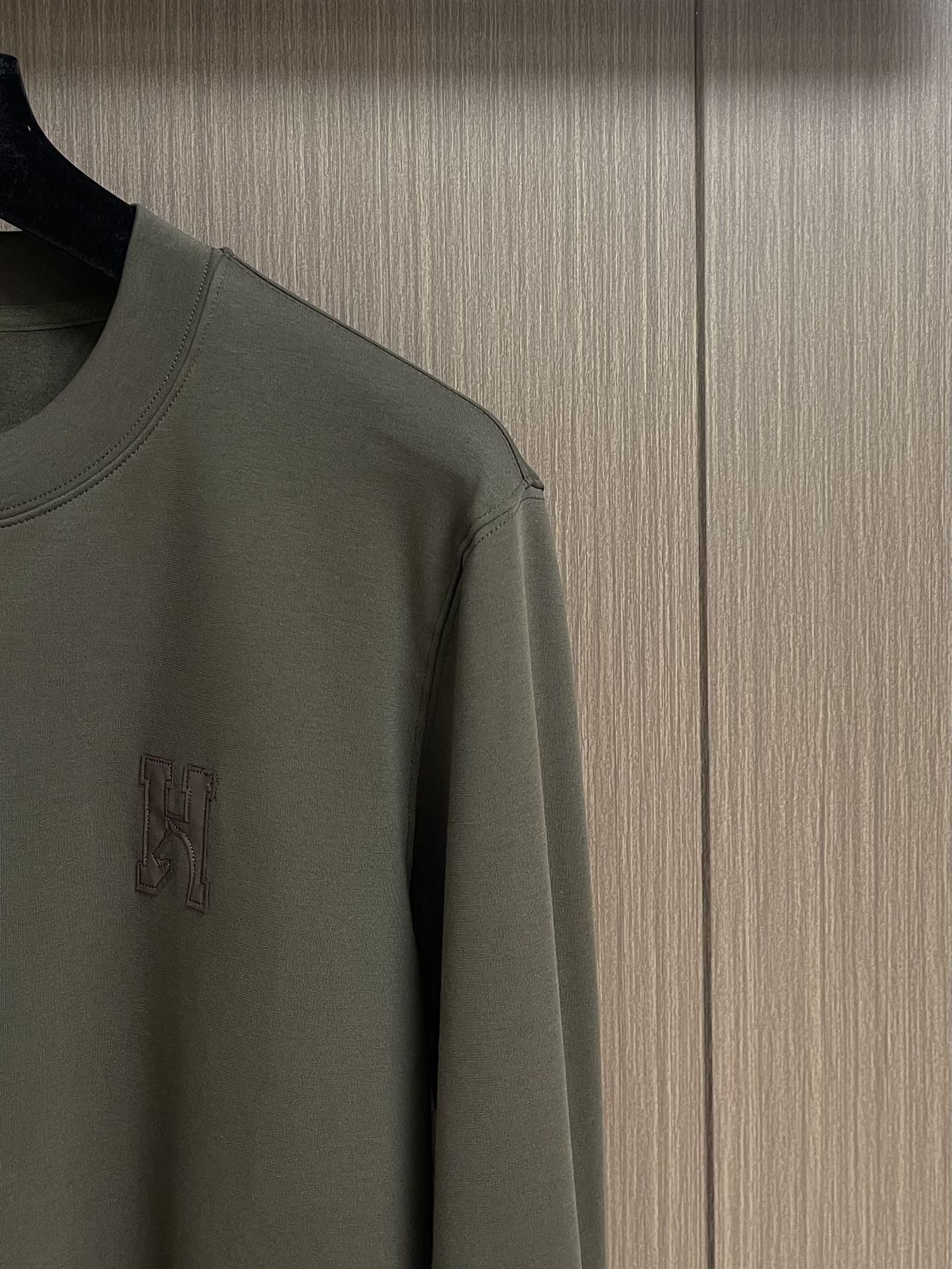 HERMES 2025SS秋冬圆领长袖T恤，氨丝光磨毛，时尚logo拼皮！氨面料上身舒适爽滑，纯棉精梳加