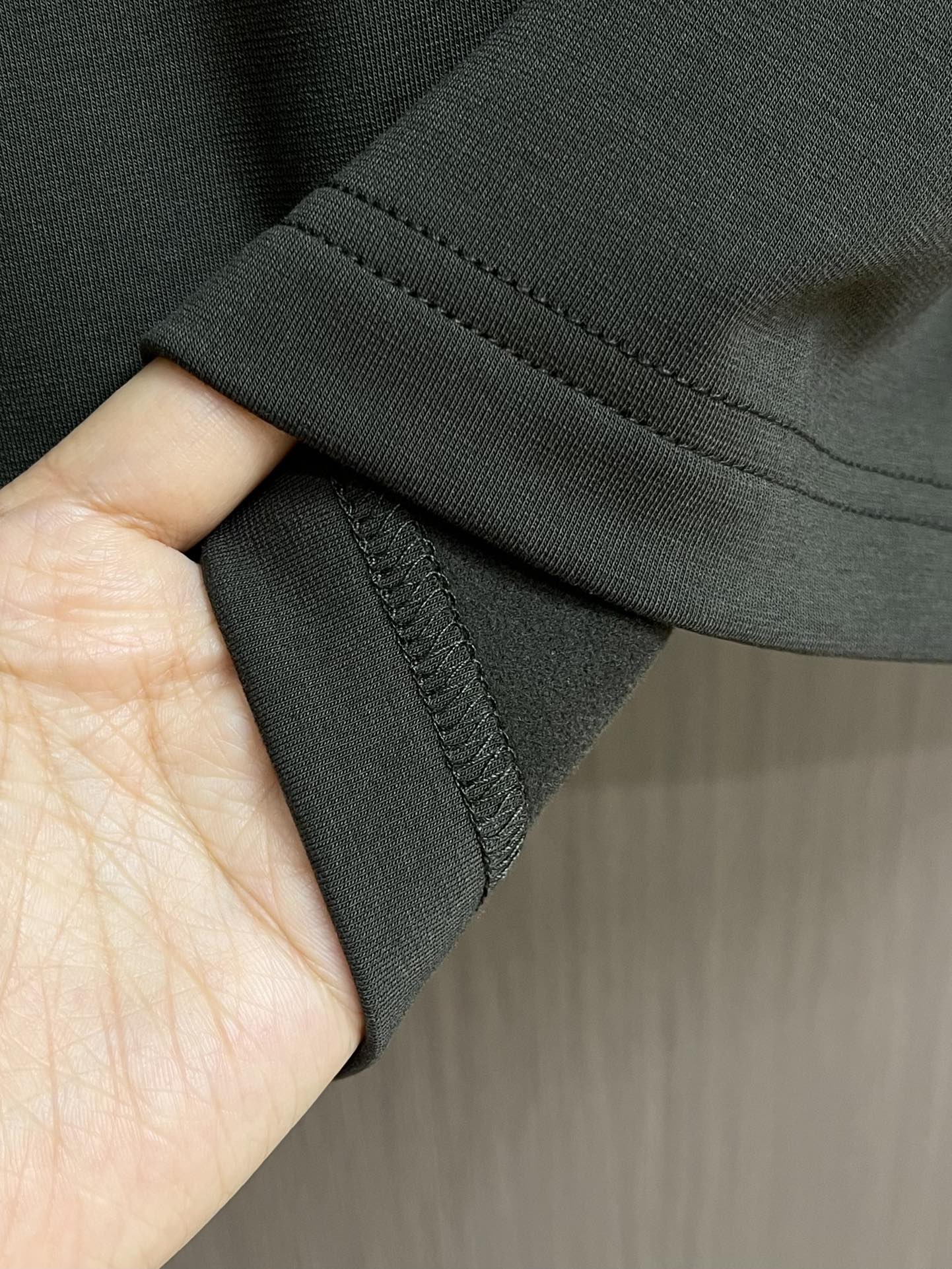 HERMES 2025SS秋冬圆领长袖T恤，氨丝光磨毛，时尚logo拼皮！氨面料上身舒适爽滑，纯棉精梳加